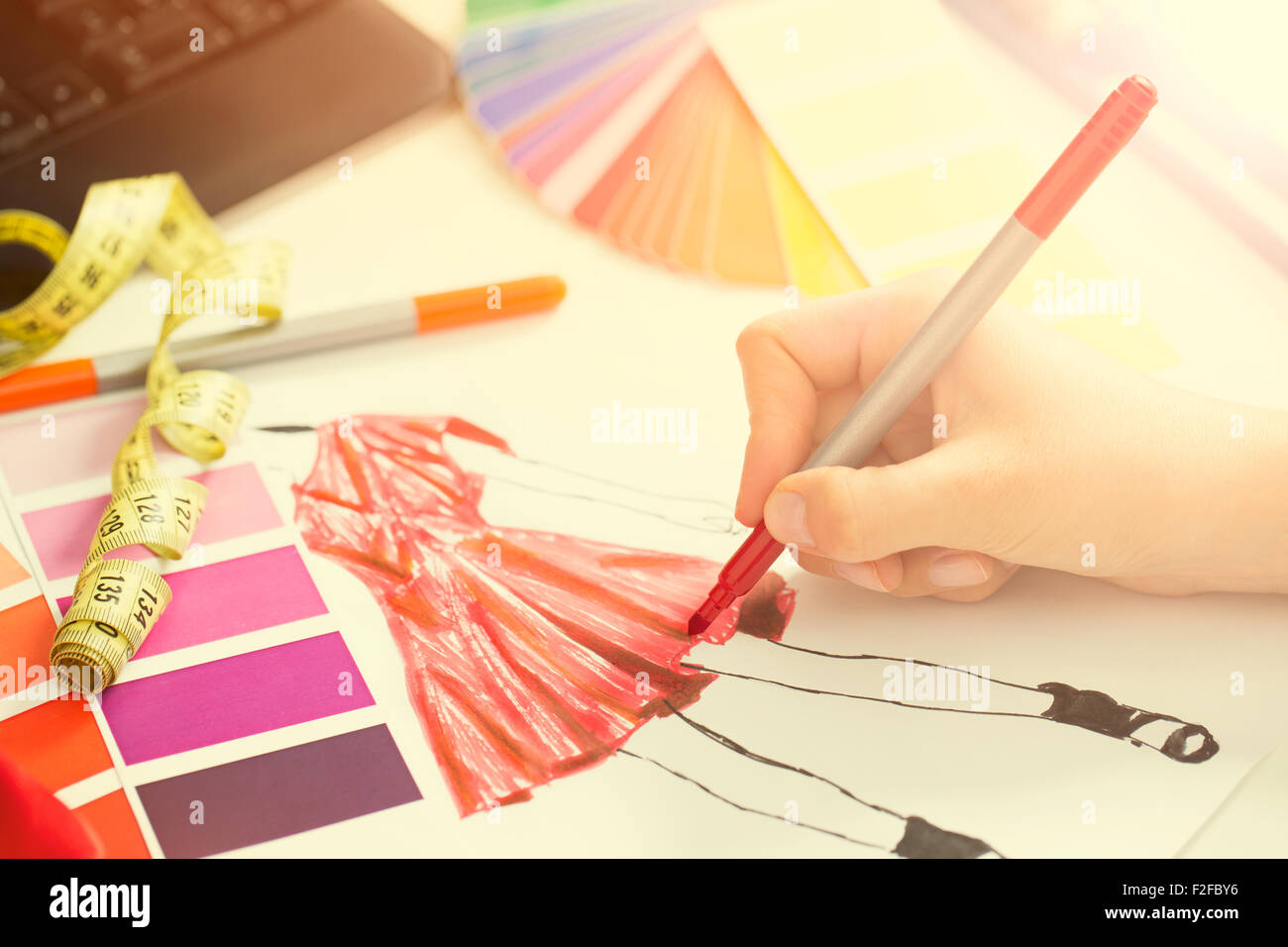 Fashion designer che lavora in studio. Close up design. Foto Stock