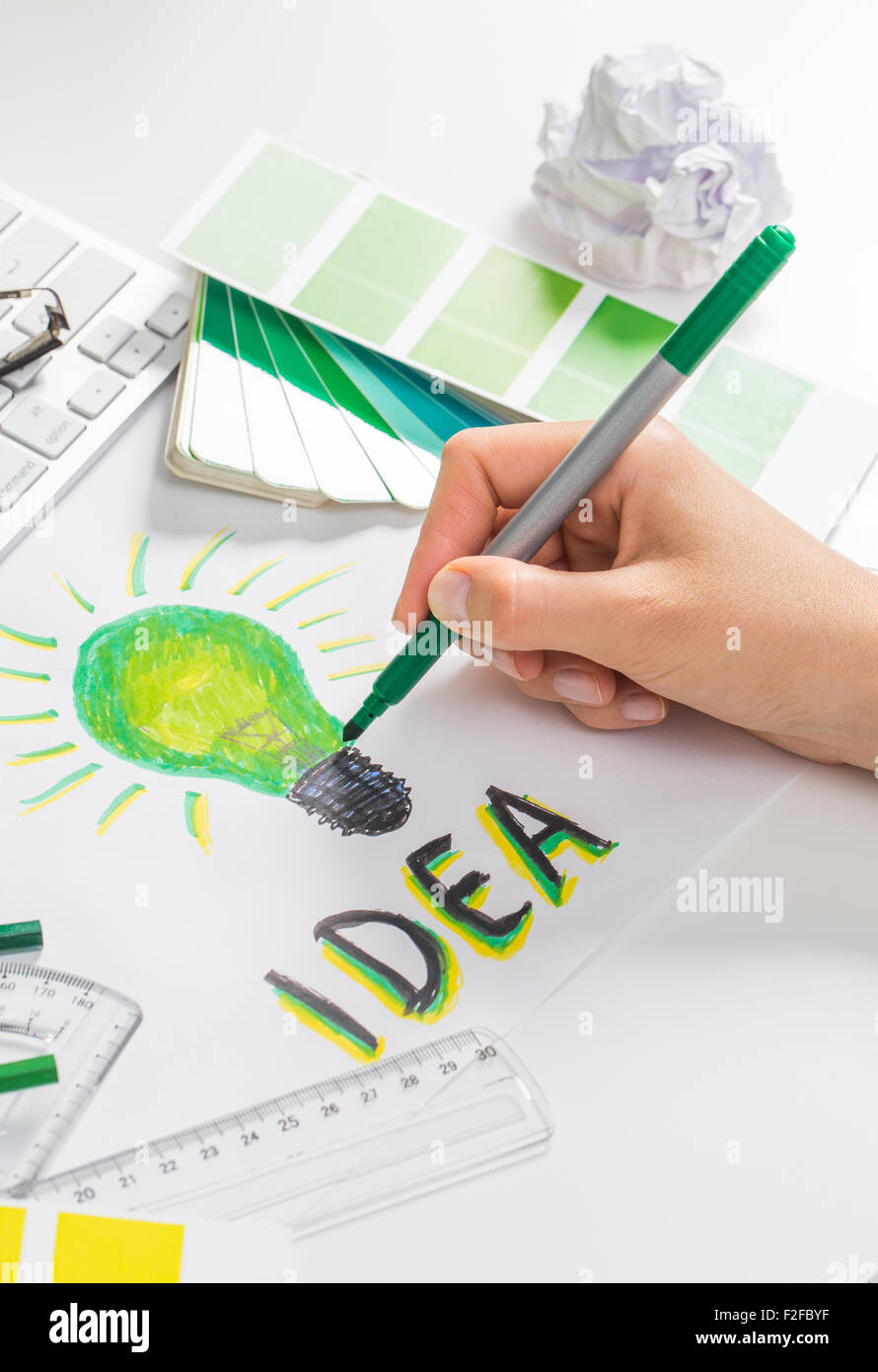 Designer il disegno di una luce verde lampadina. Il brainstorming e ispirazione cocnept. Foto Stock