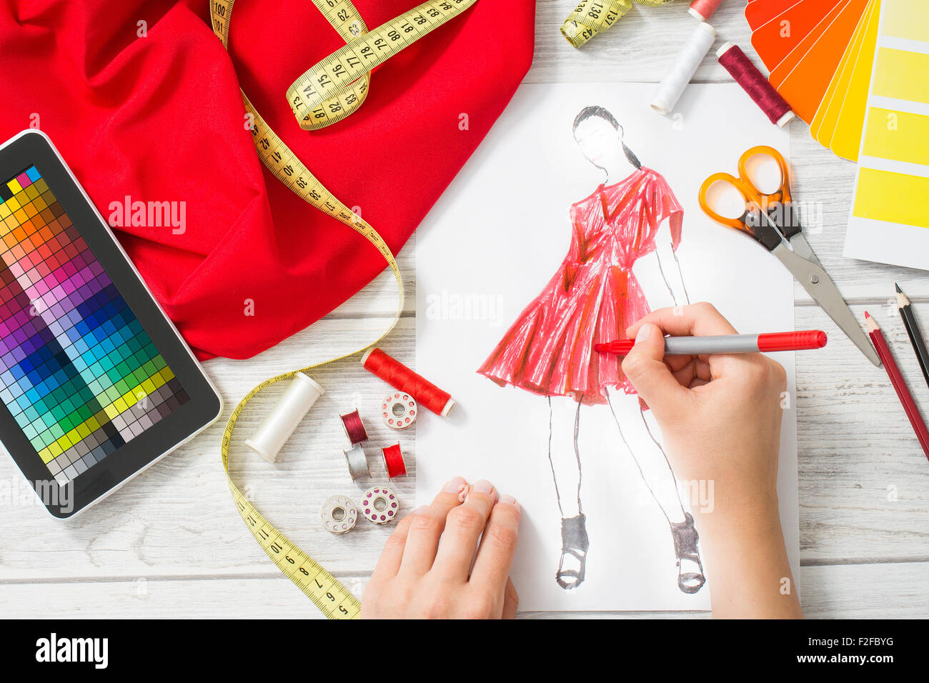 Fashion designer che lavora in studio. Close up design. Foto Stock