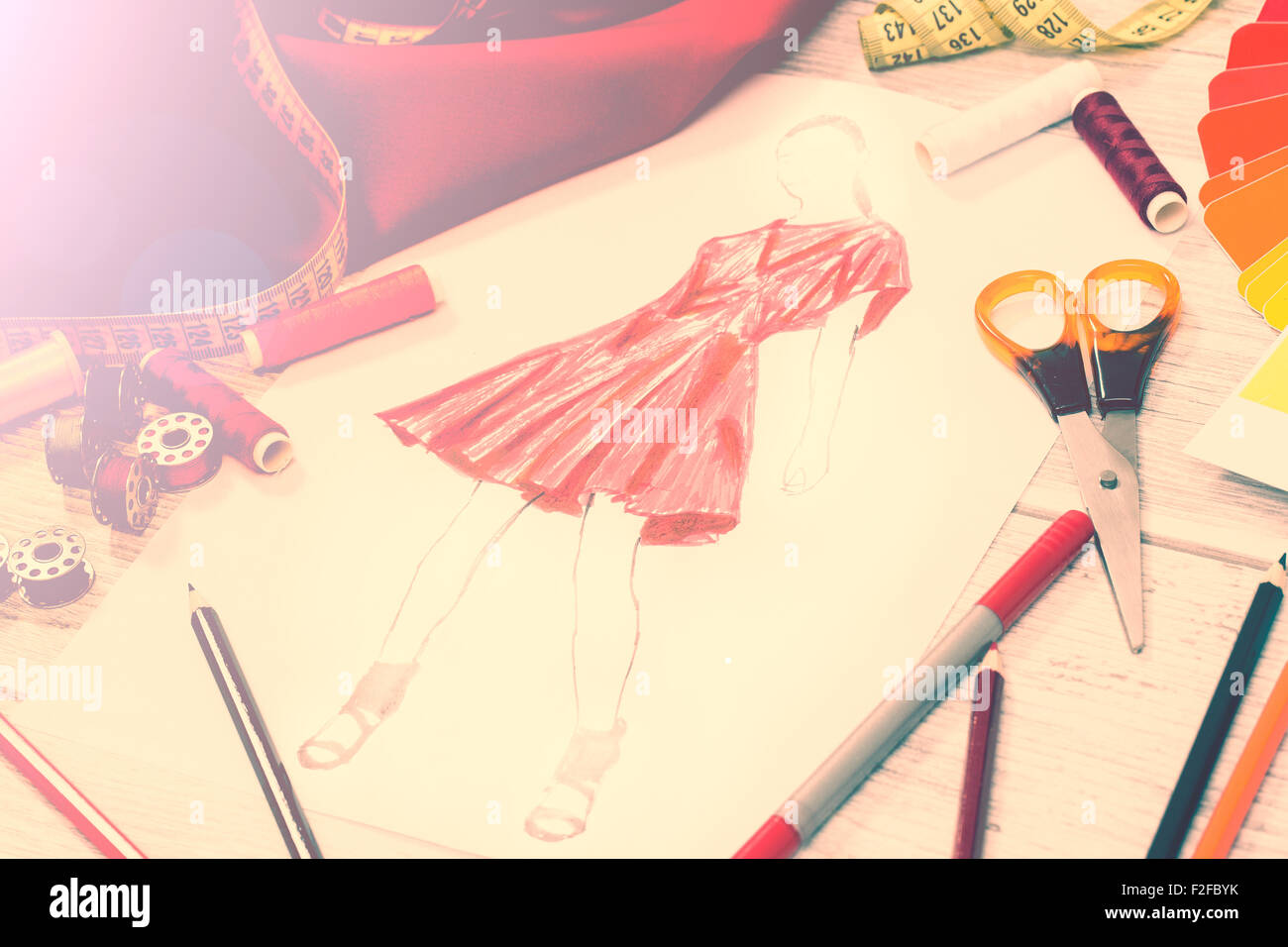 Fashion designer che lavora in studio. Close up design. Foto Stock