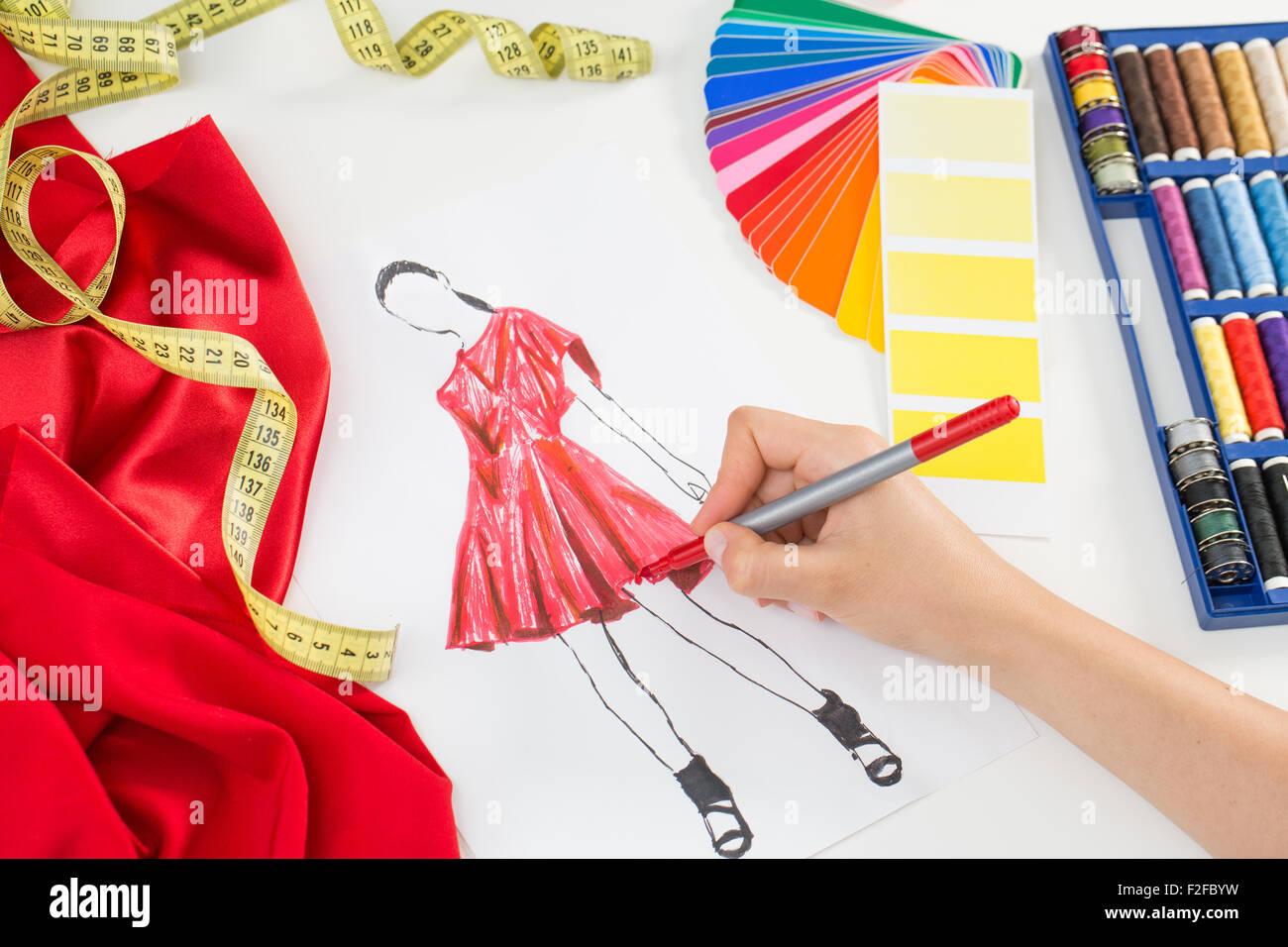 Fashion designer che lavora in studio. Close up design. Foto Stock