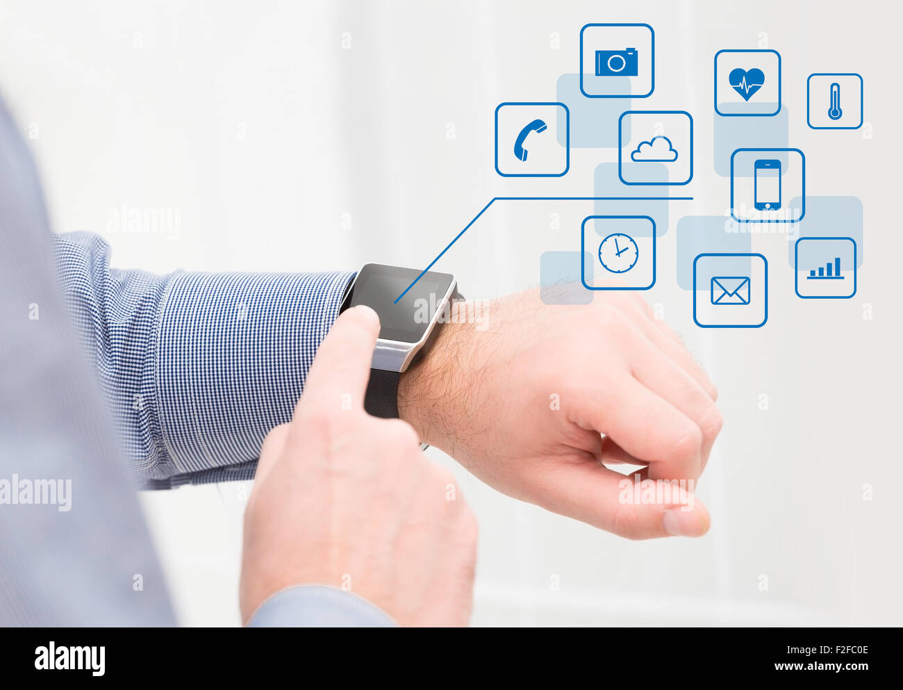 Indossando il touchscreen smartwatch con le icone delle app. Abstract smart guarda il concetto. Foto Stock