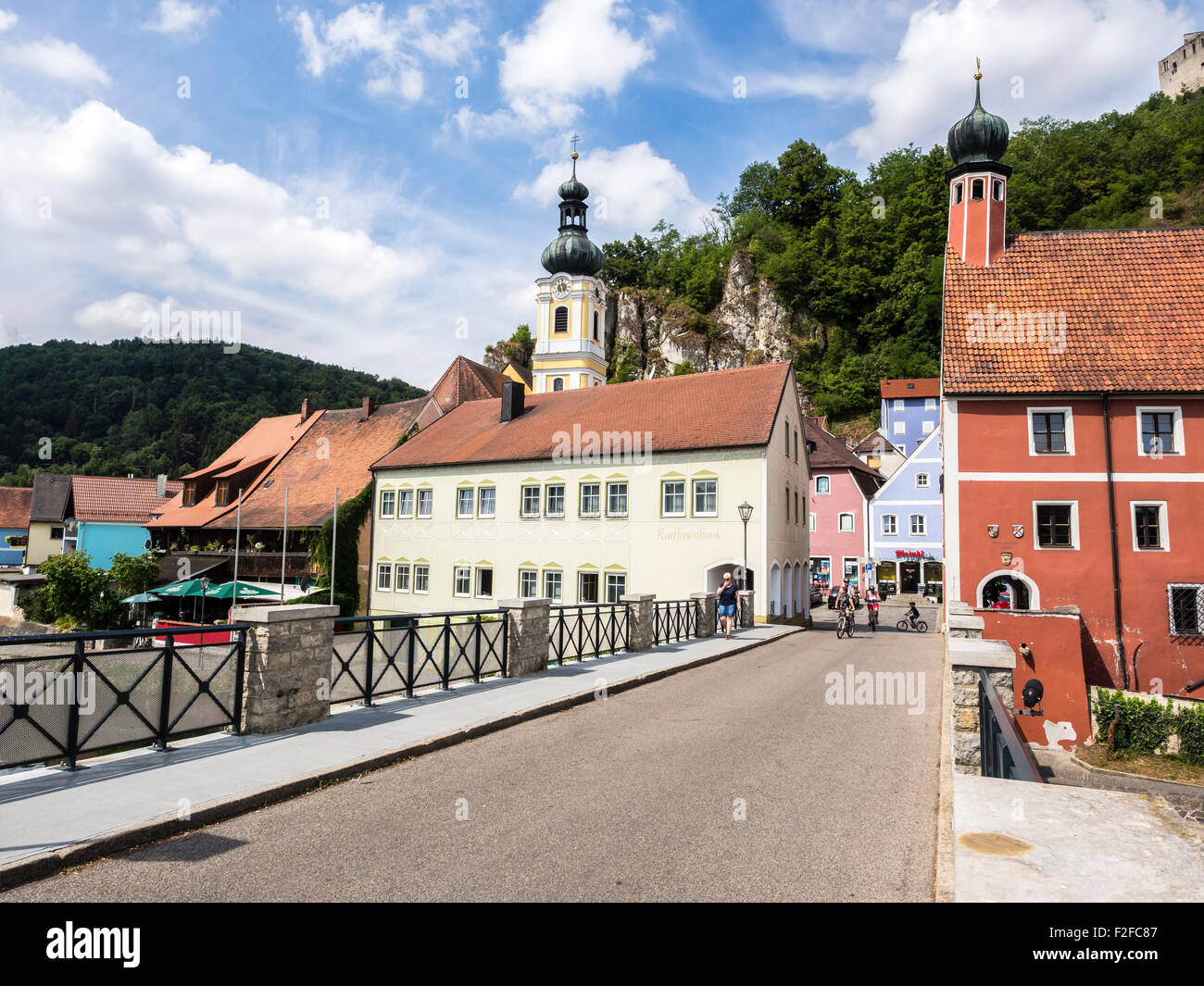 Villaggio Kallmünz, ponte ponte sul fiume Naab, rovine sulla sommità del colle, al fiume Vils e Naab, Baviera, Germania Foto Stock