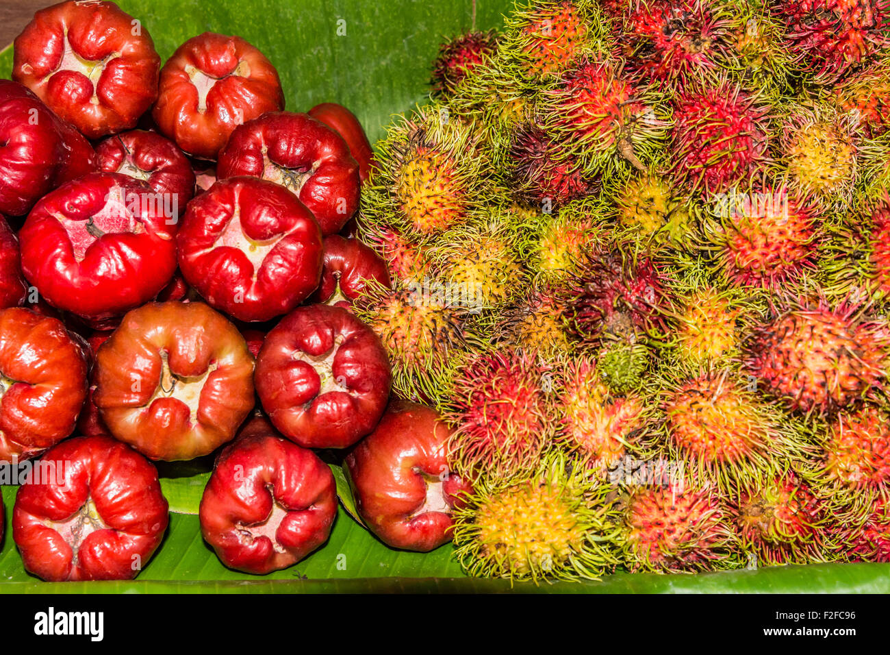 Rambutan e rosa mela, Chom-pom, frutti esotici provenienti dalla Thailandia, Asia Foto Stock