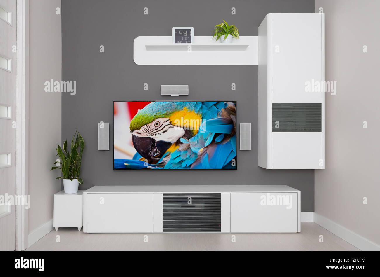 Soggiorno moderno - TV e altoparlanti home theater. Foto Stock