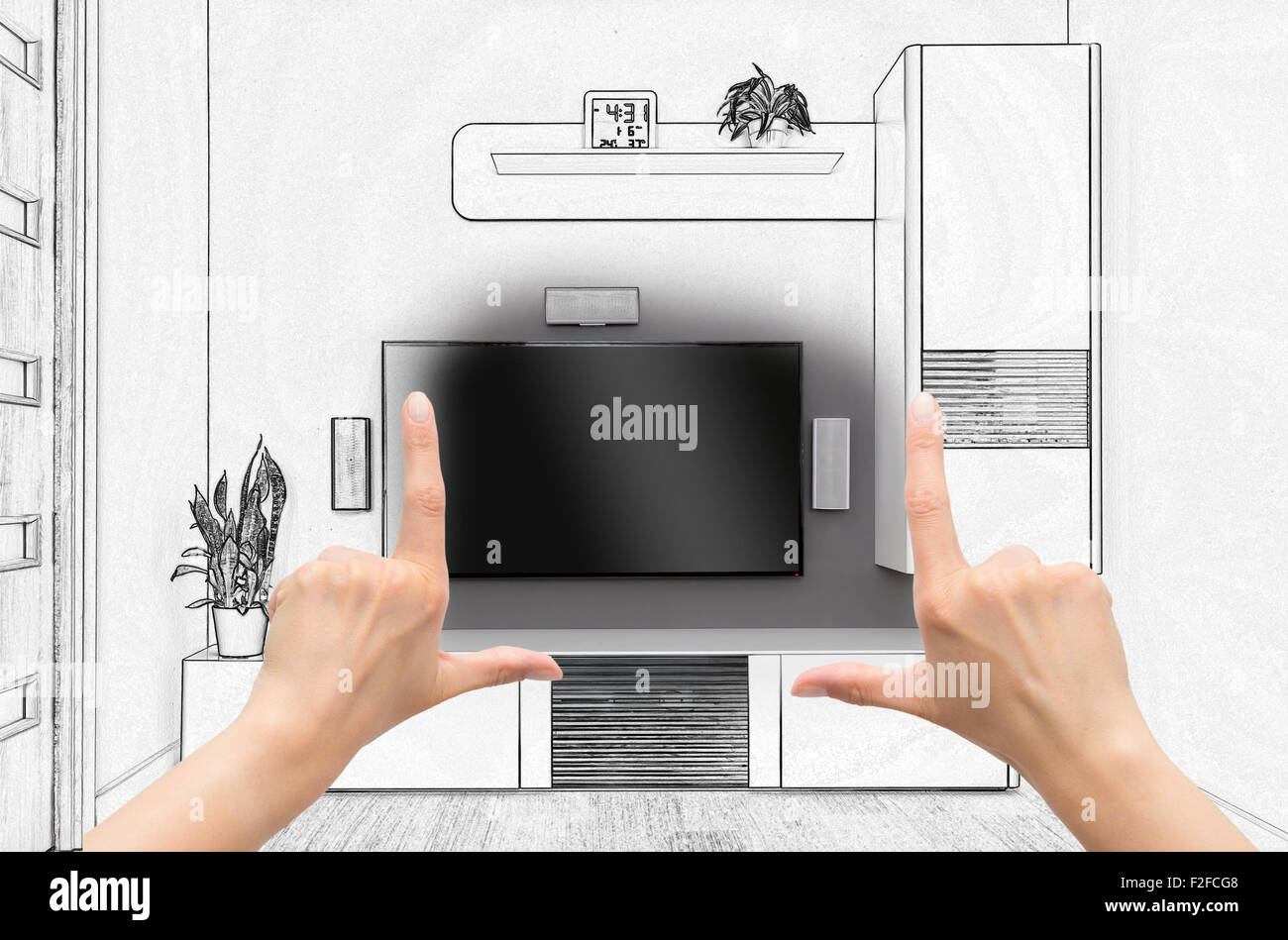 Mani femminili il framing custom design della stanza. Combinazione di disegno e foto. Foto Stock