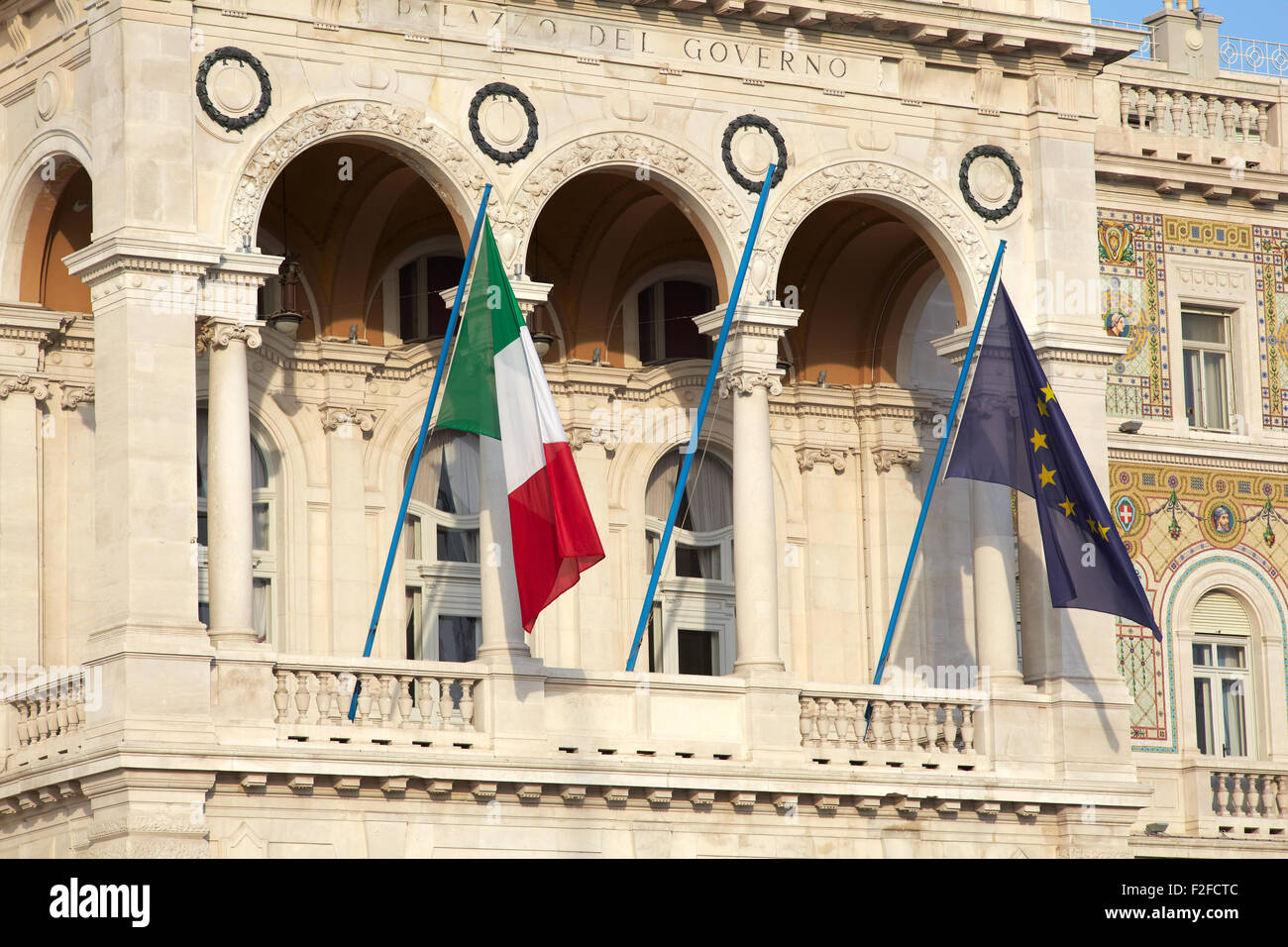 Italiano e bandiere europee nel Governament house, Trieste Foto Stock