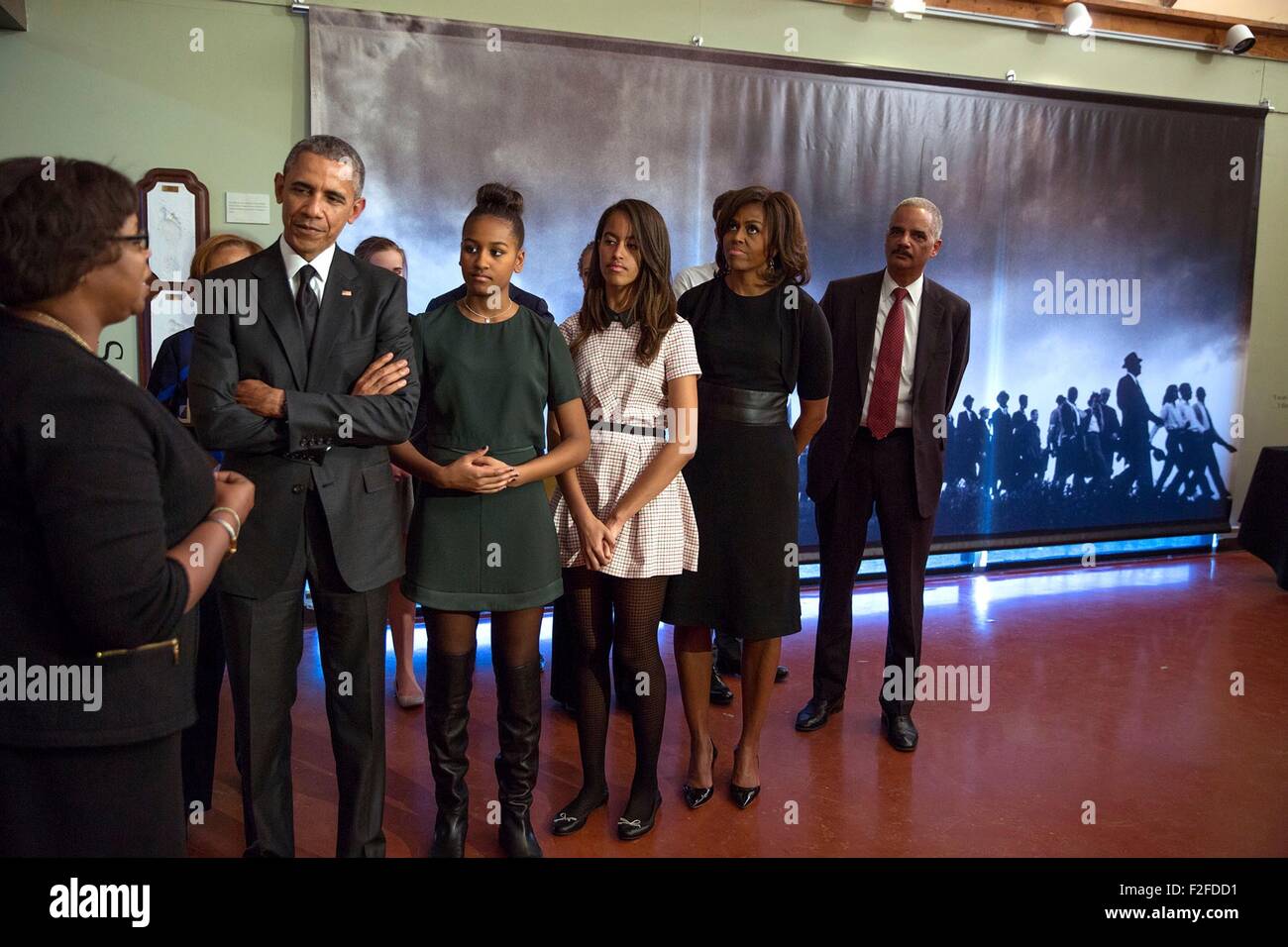 Stati Uniti Il presidente Barack Obama insieme con le figlie Malia e Sasha e la First Lady Michelle Obama Ascolta per ascoltare tour guida Felicia Pittway a livello nazionale i diritti di voto Museum in occasione del cinquantesimo anniversario della Selma a Montgomery diritti civili marche Marzo 7, 2015 in Selma, Alabama. La giunzione di Obama è il procuratore generale Eric Holder. Foto Stock