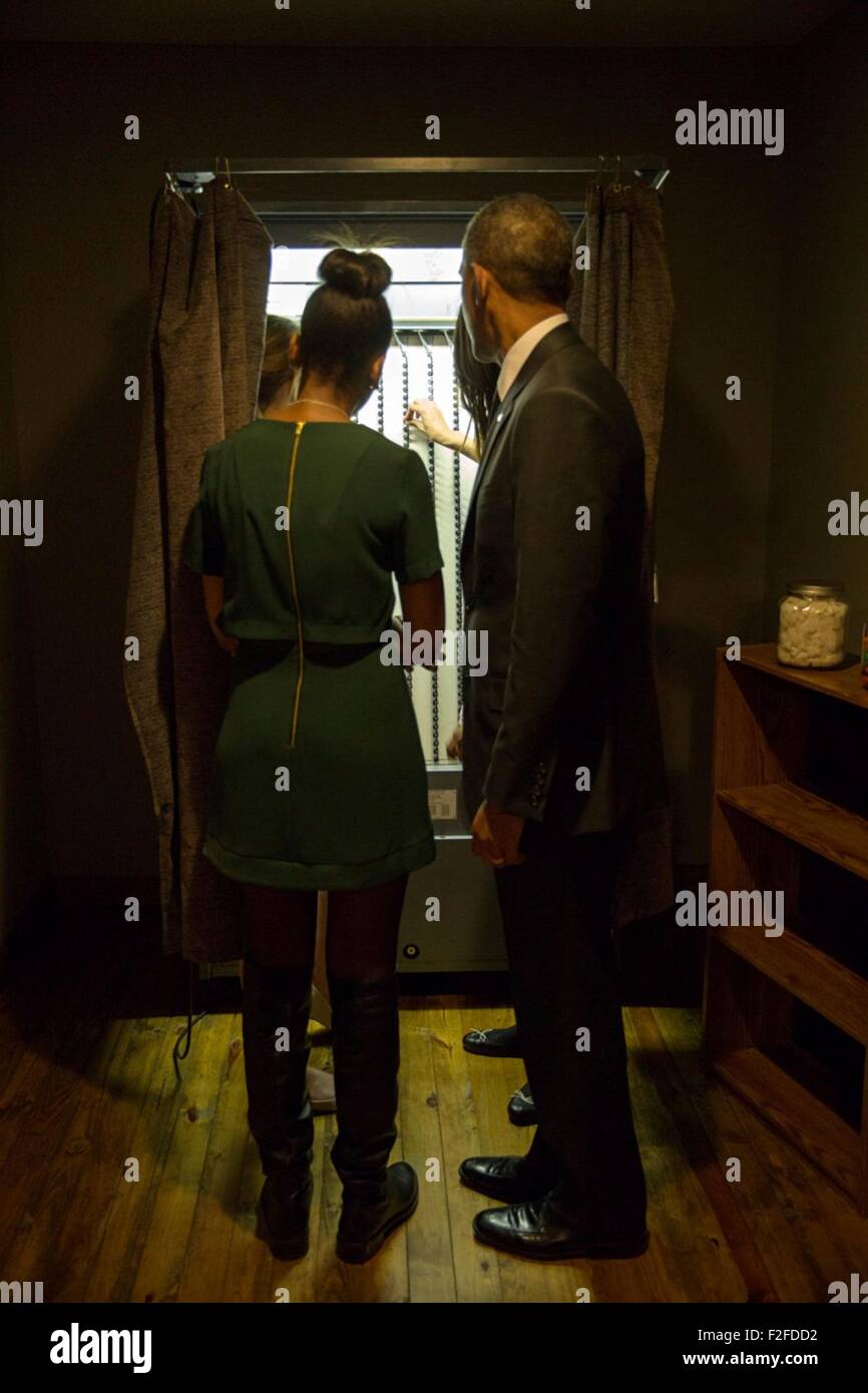 Stati Uniti Il presidente Barack Obama insieme con le figlie Malia e Sasha e la First Lady Michelle Obama visualizza un vecchio stile macchina di voto durante un tour della nazionale di diritti di voto Museum in occasione del cinquantesimo anniversario della Selma a Montgomery diritti civili marche Marzo 7, 2015 in Selma, Alabama. Foto Stock