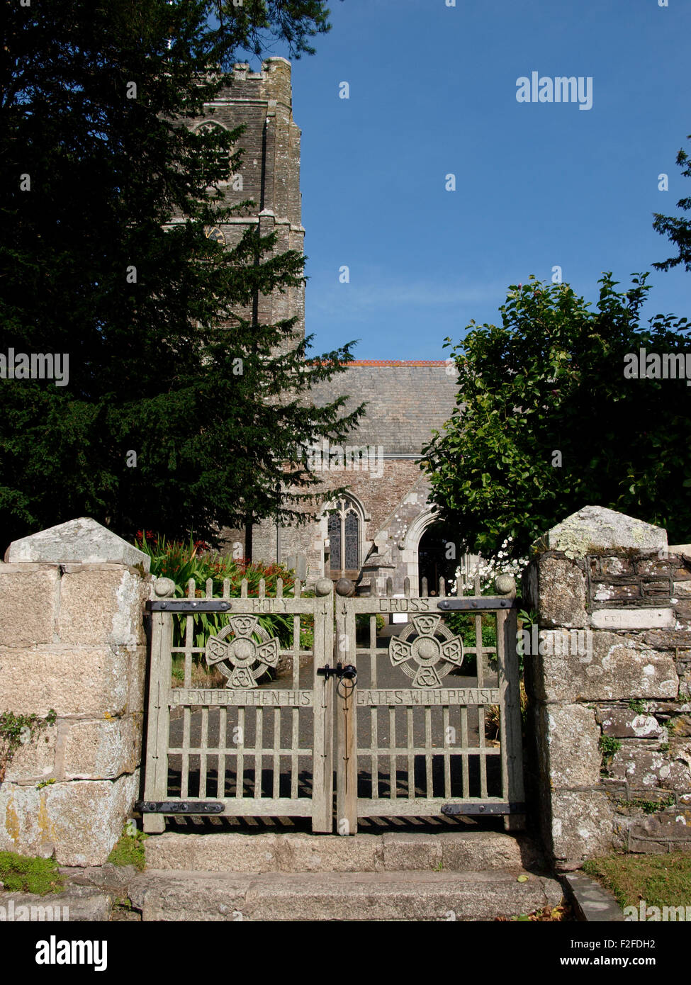 Cancelli ornati di Chiesa di Santa Croce, Newton Ferrers, Devon, Regno Unito Foto Stock