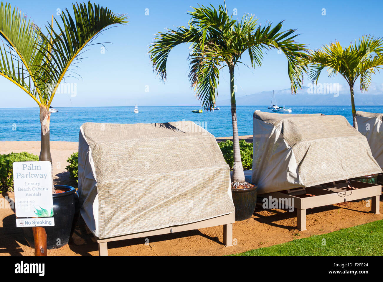 Beach Cabanas disponibili a noleggio lungo la spiaggia di Kaanapali a piedi Foto Stock