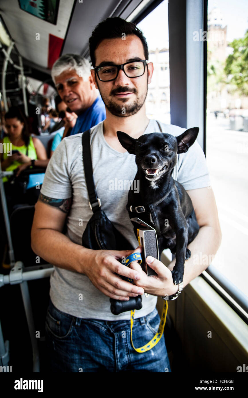 Un Uomo con cane Chihuahua presso il bus, Barcellona Foto Stock