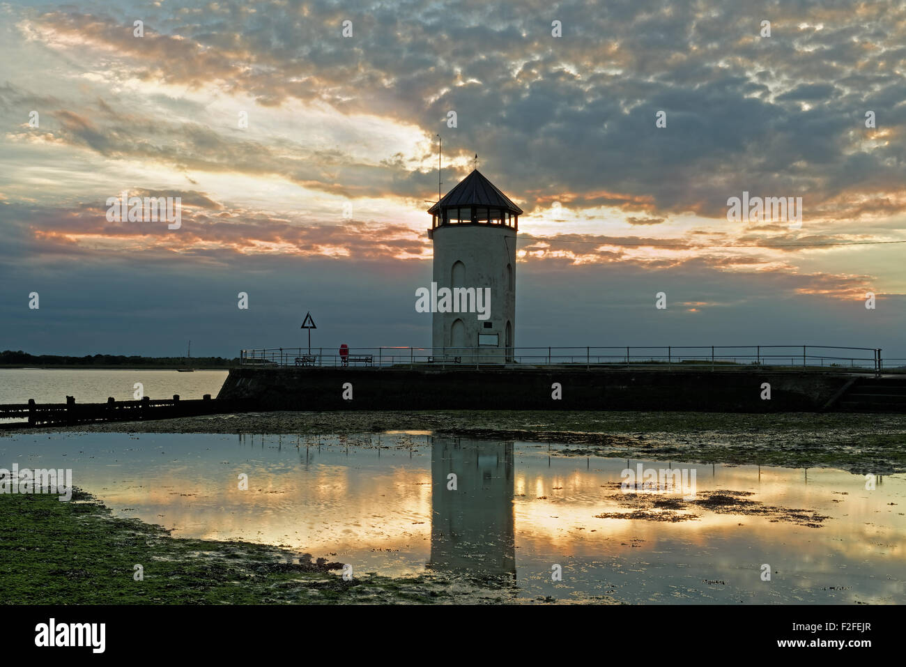 Batemans Tower,Brightlingsea,Essex. Costiera storica della torre di vedetta sulla costa del Regno Unito. Visto al tramonto. Foto Stock