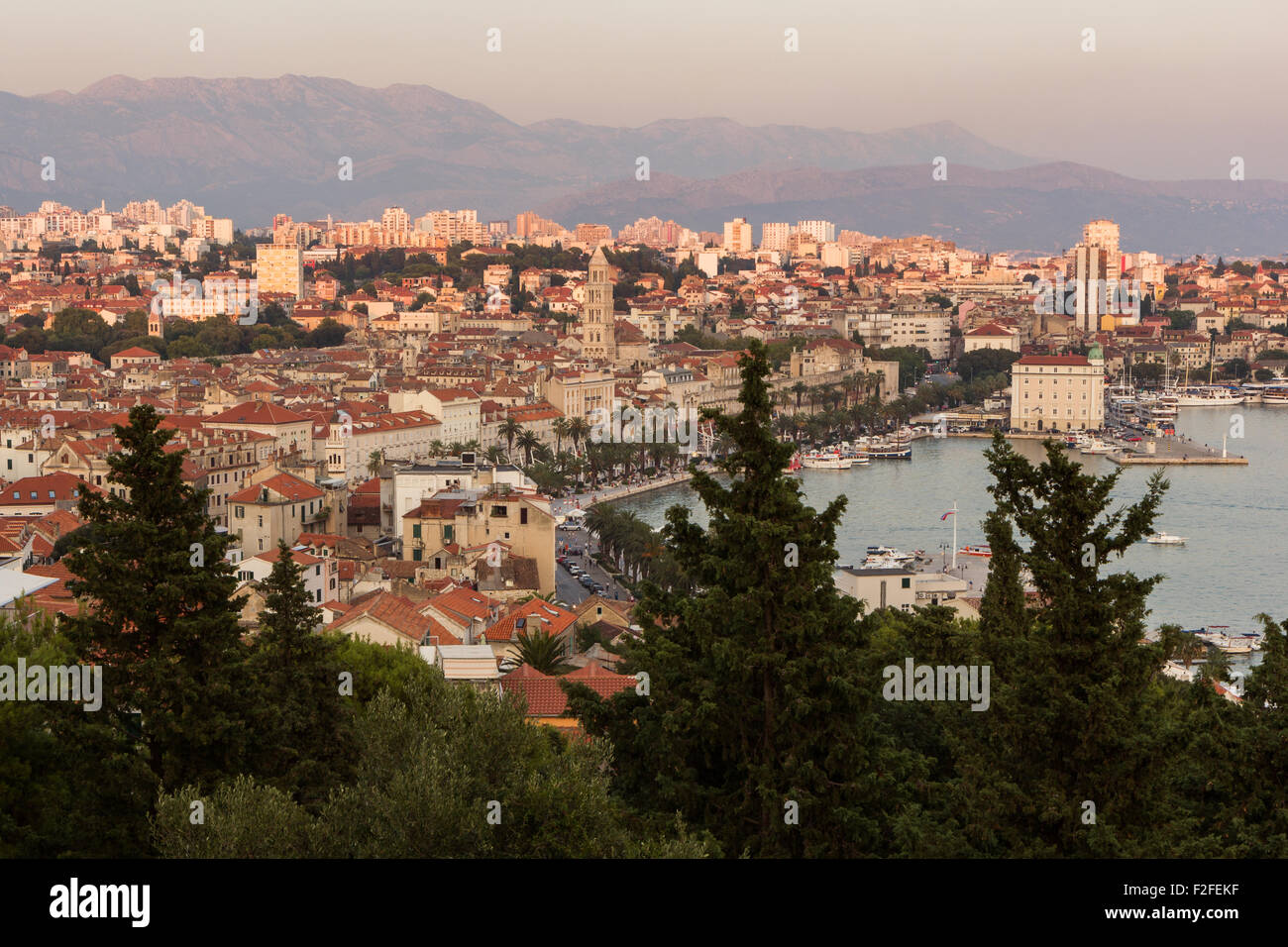 Vista del gruppo Harbour e storica città vecchia e al di là dal di sopra della Croazia al tramonto. Foto Stock