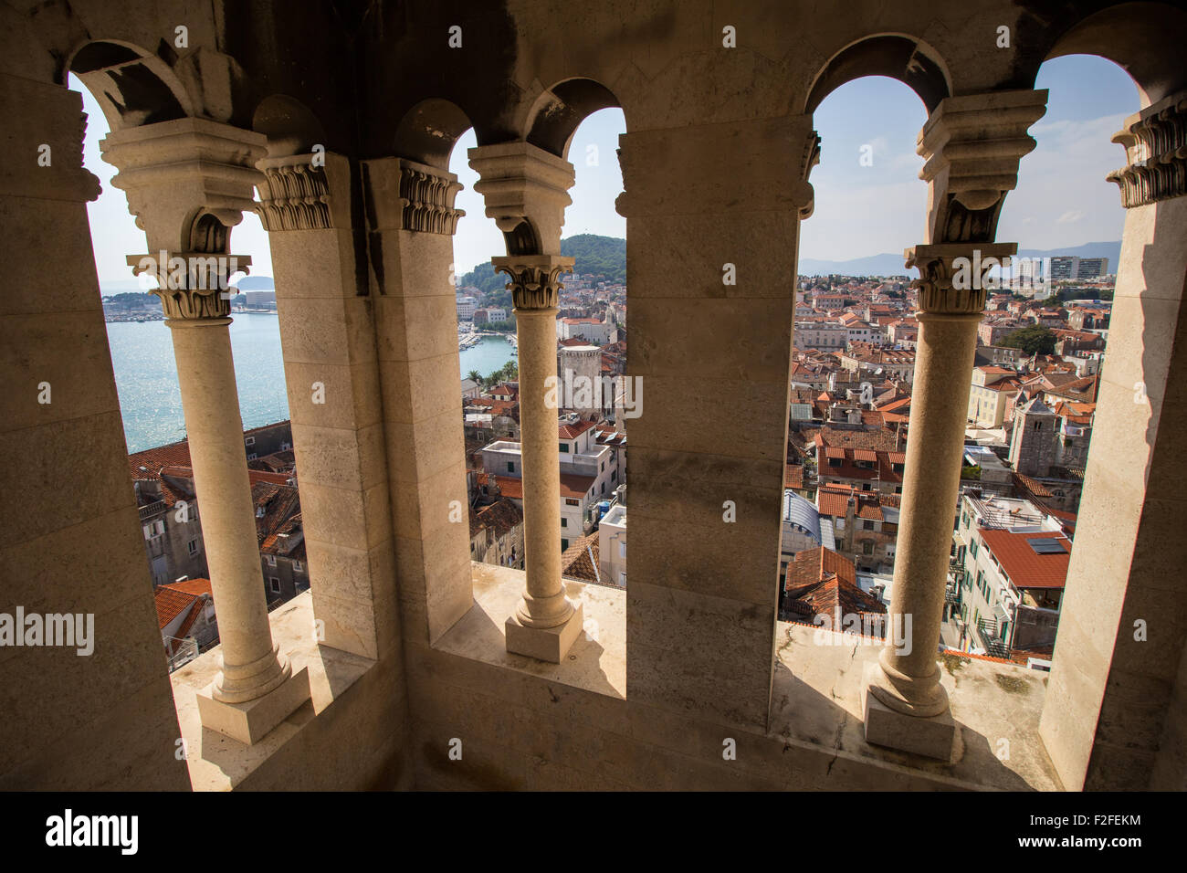 Vista di dividere la città vecchia e al di là da dentro la torre campanaria del Duomo di San Domnio in Croazia. Foto Stock