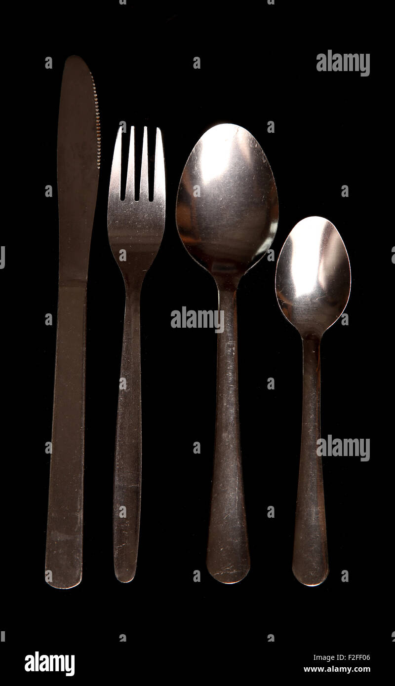 Set di posate su sfondo nero Foto Stock