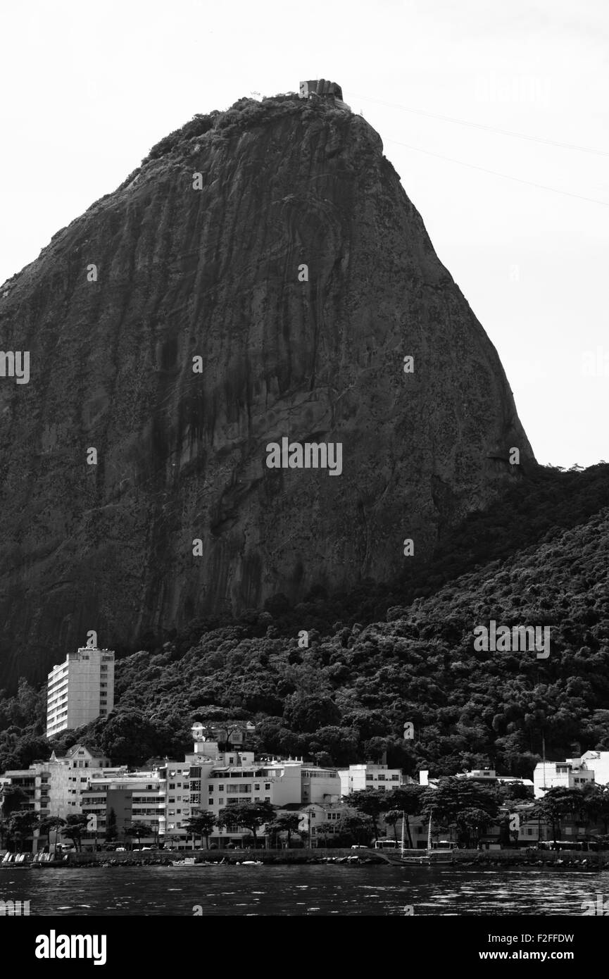 Vista di edifici con il Pan di Zucchero da una barca a Baia de Guanabara a Rio de Janeiro in Brasile Foto Stock