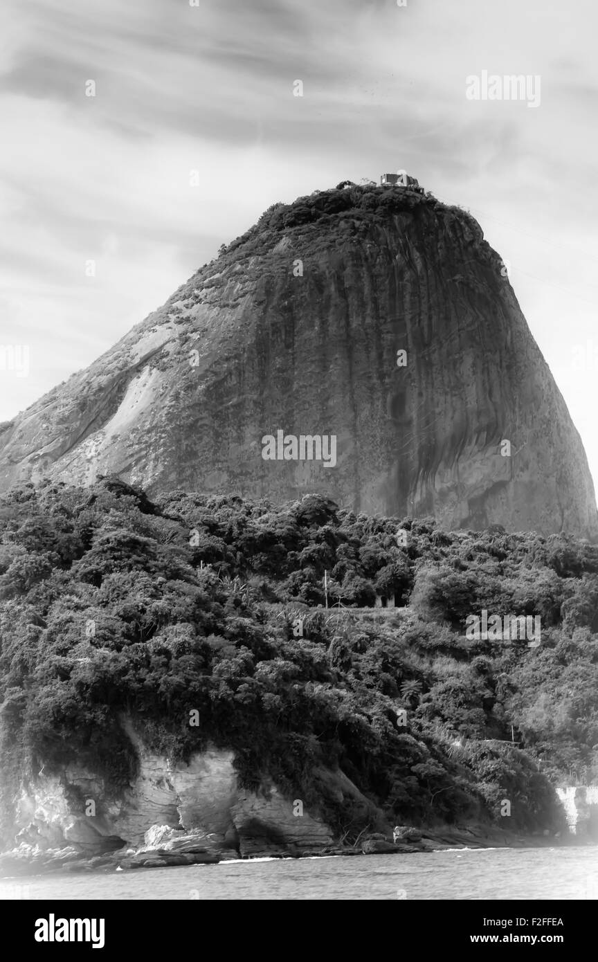 Vista panoramica della montagna Sugar Loaf visto dalla Baia Guanabara, Rio de Janeiro, Brasile. Foto Stock