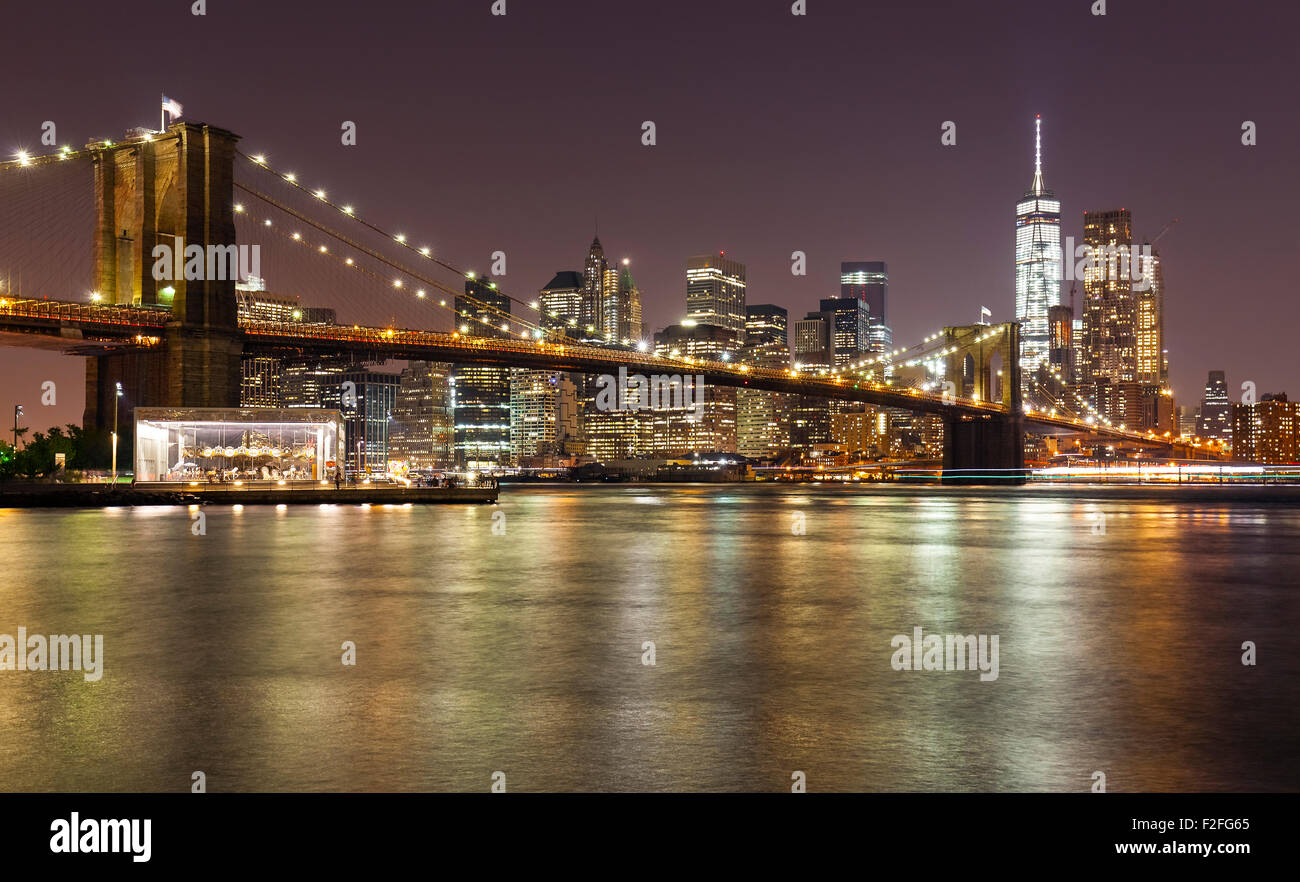 Il ponte di Brooklyn e Manhattan di notte, la città di New York, Stati Uniti d'America. Foto Stock