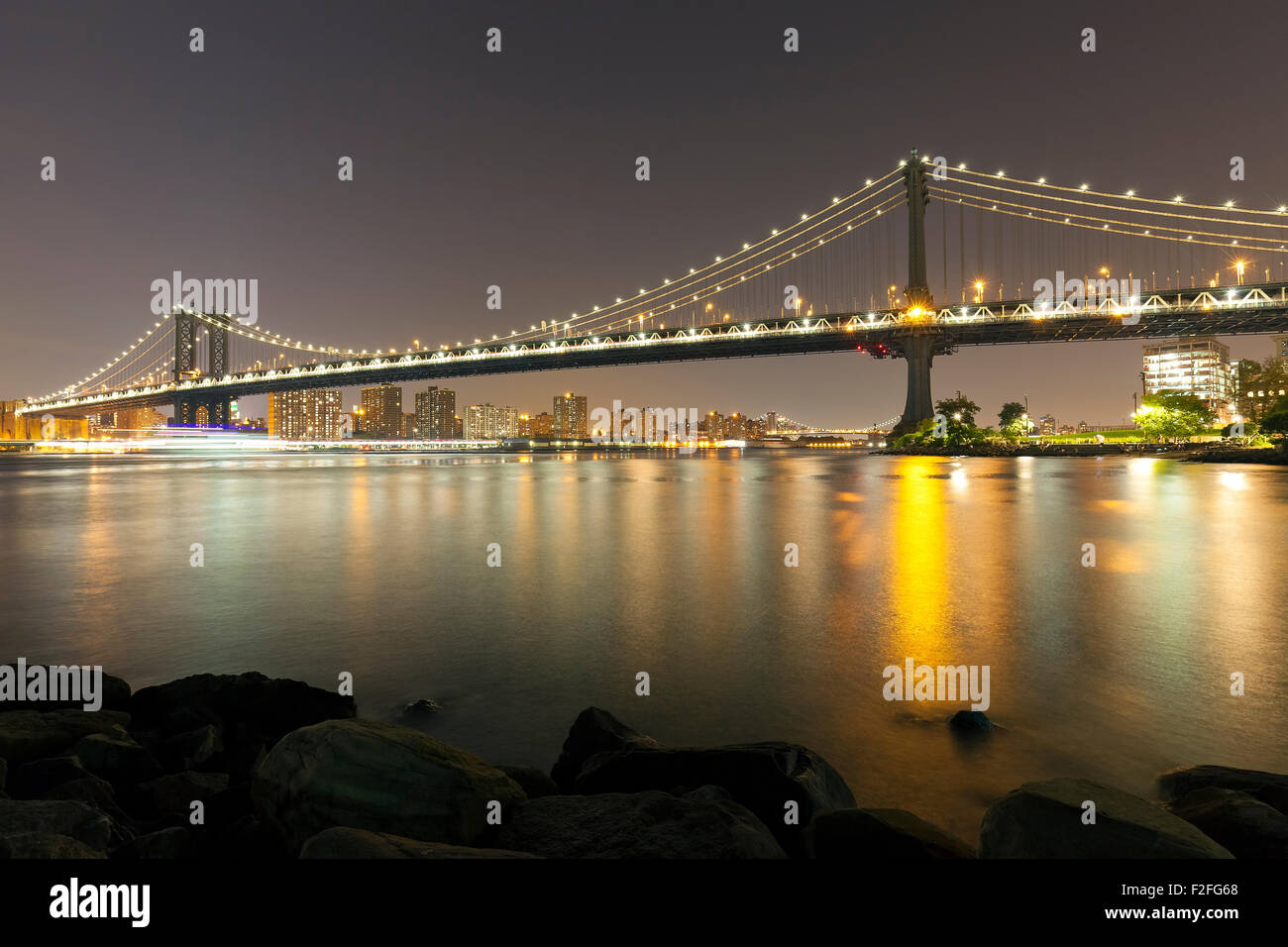 Manhattan Bridge di notte, la città di New York, Stati Uniti d'America. Foto Stock