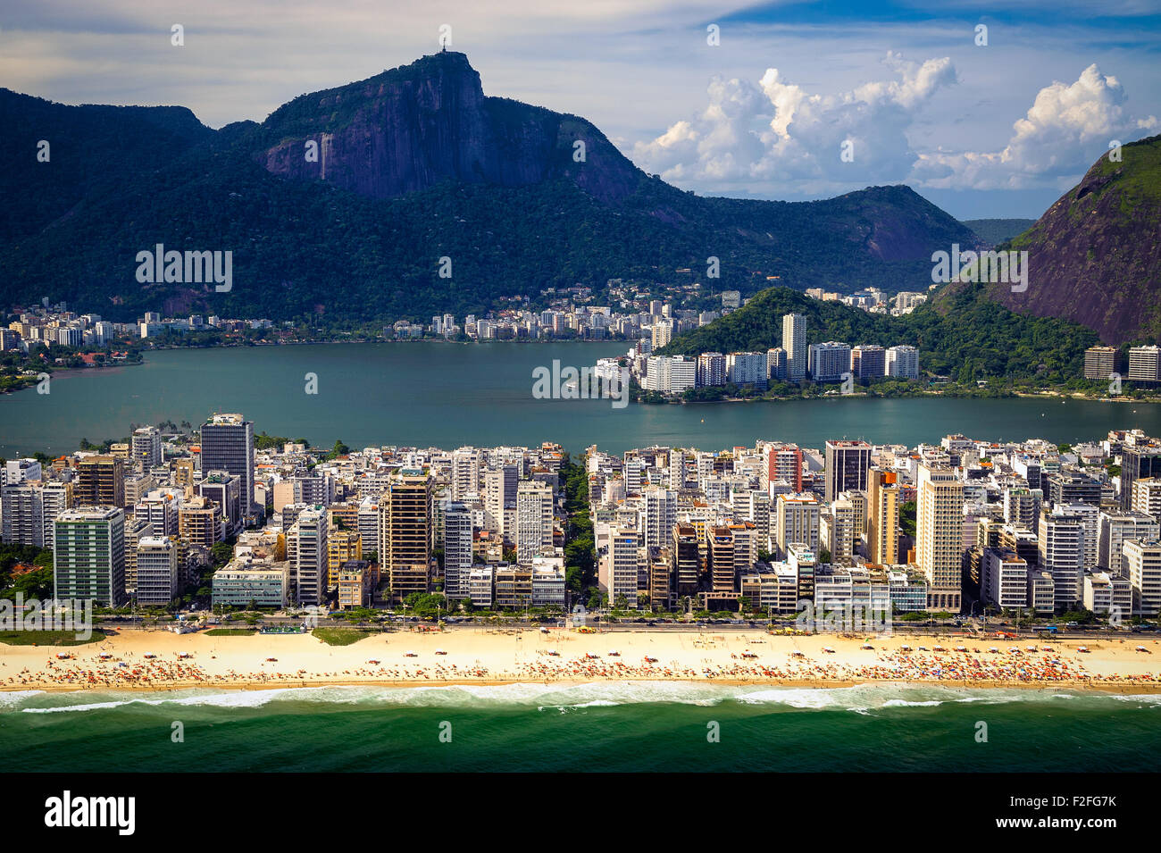 Vista aerea degli edifici sul fronte spiaggia con una gamma di montagna in background e la spiaggia di Ipanema, Rio de Janeiro, Brasile Foto Stock