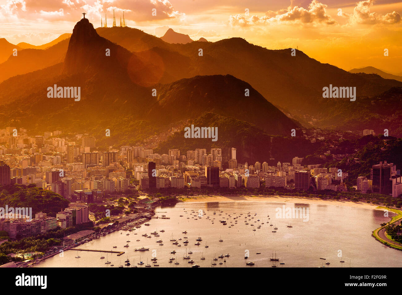 Vista aerea degli edifici di fronte alla spiaggia, di Botafogo Baia Guanabara, Rio de Janeiro, Brasile Foto Stock