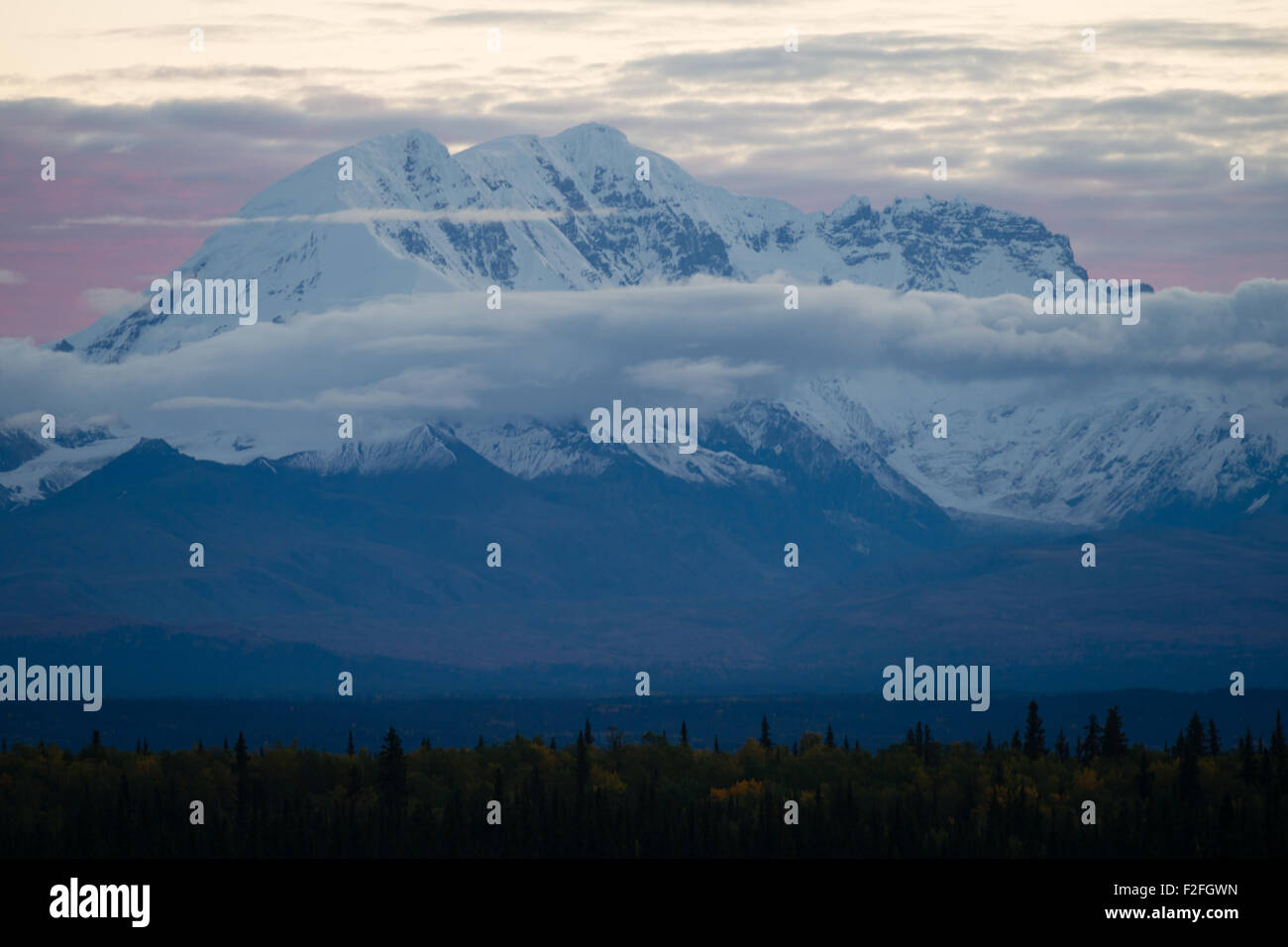 Sunrise avviene dietro Mt. Il tamburo in remote Alaska Foto Stock