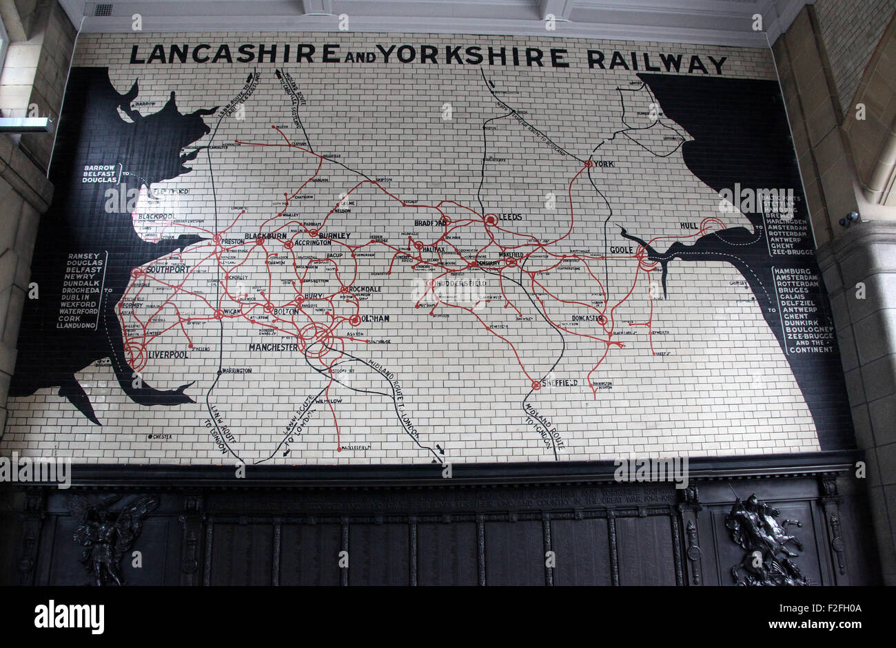 Piastrellate storico Lancashire e Yorkshire railway mappa del percorso presso la stazione di Victoria in Manchester Foto Stock