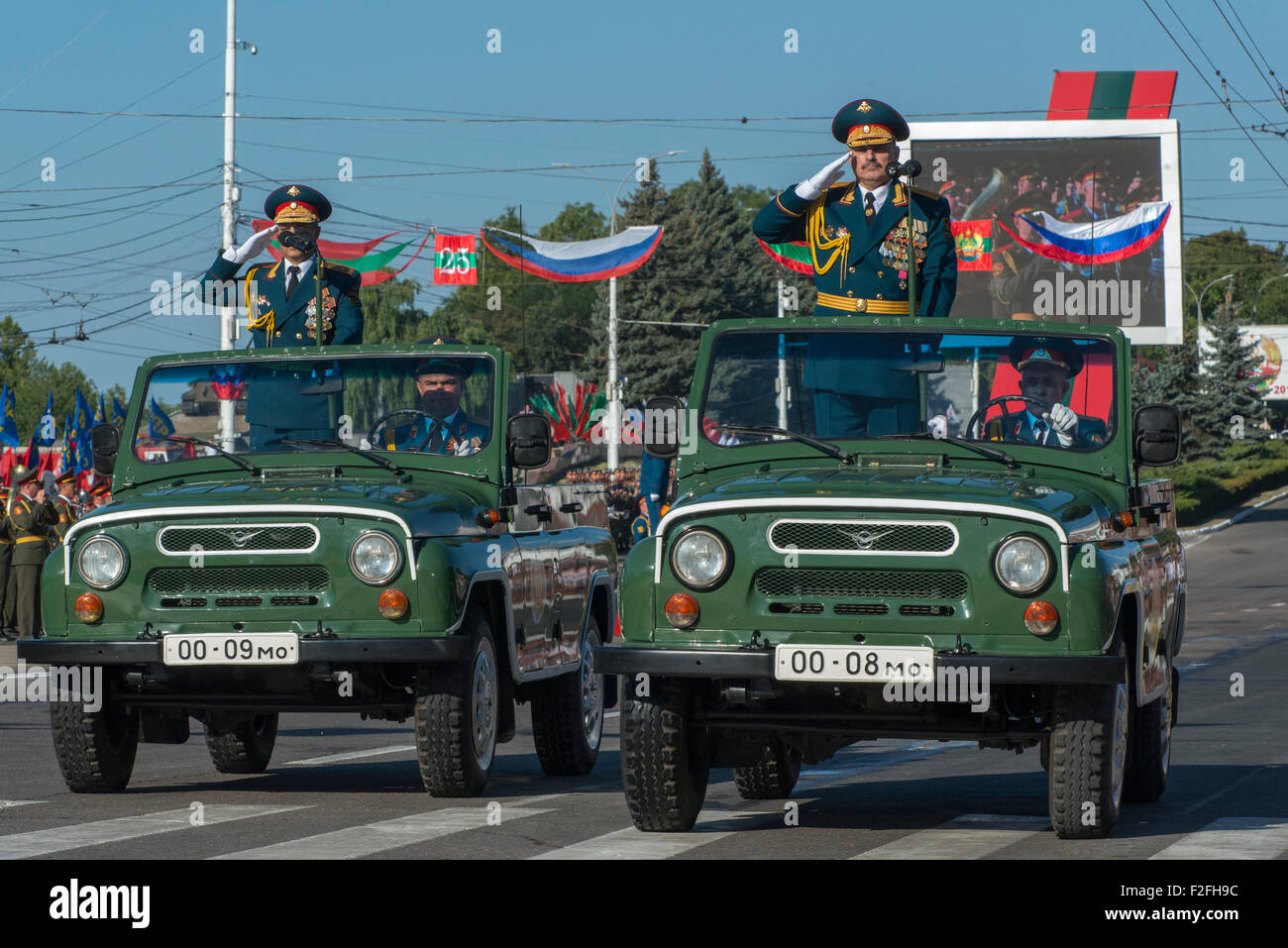 Generali dell'esercito salutato dal russo Jeep XXV Anniversario di Pridnestrovian Repubblica Moldava PMR Transnistria URSS sovietica Foto Stock