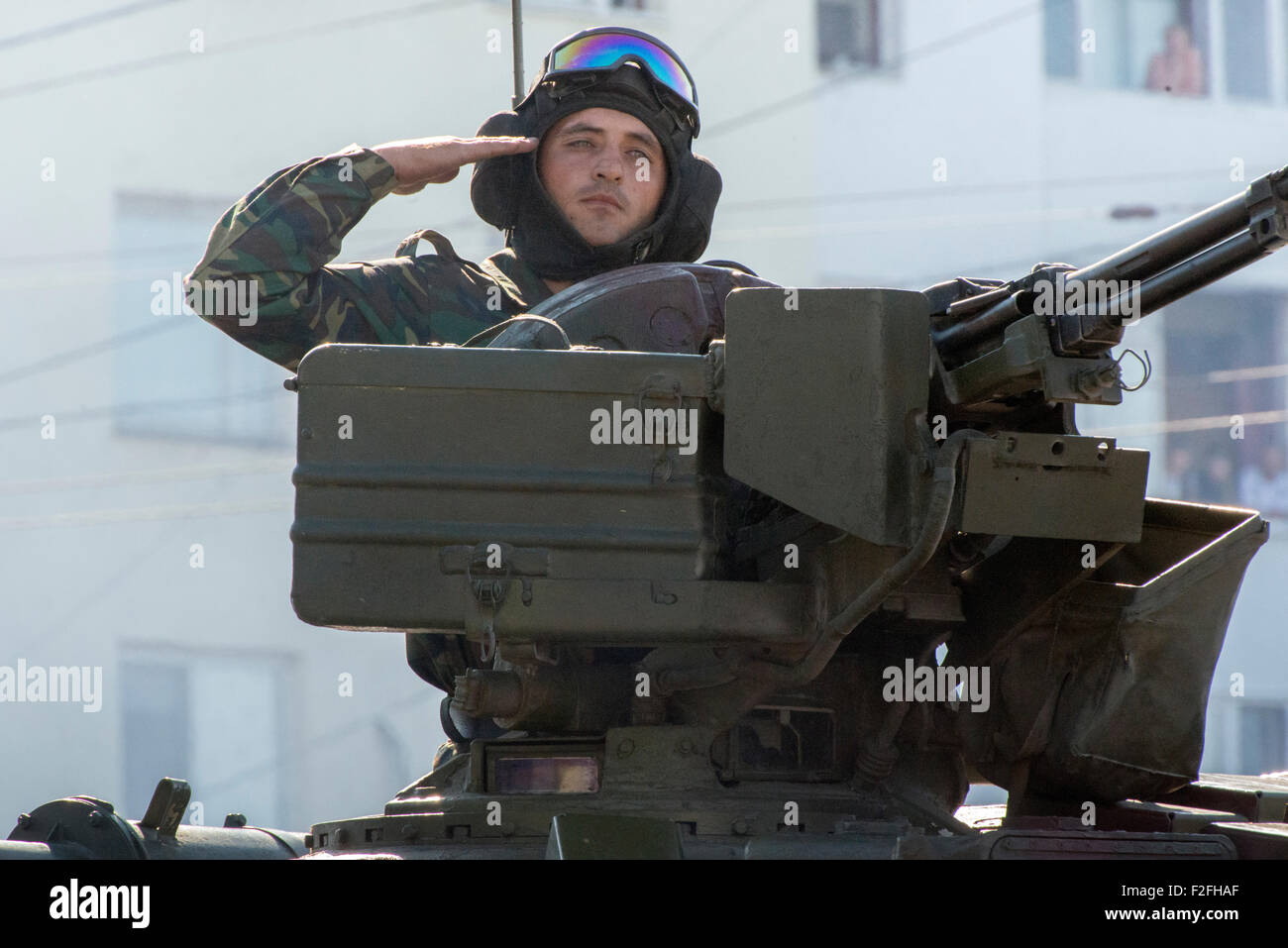 Soldato nel serbatoio salutando e sfilando - XXV anniversario della Pridnestrovian Repubblica Moldava PMR Transnistria URSS sovietica Foto Stock