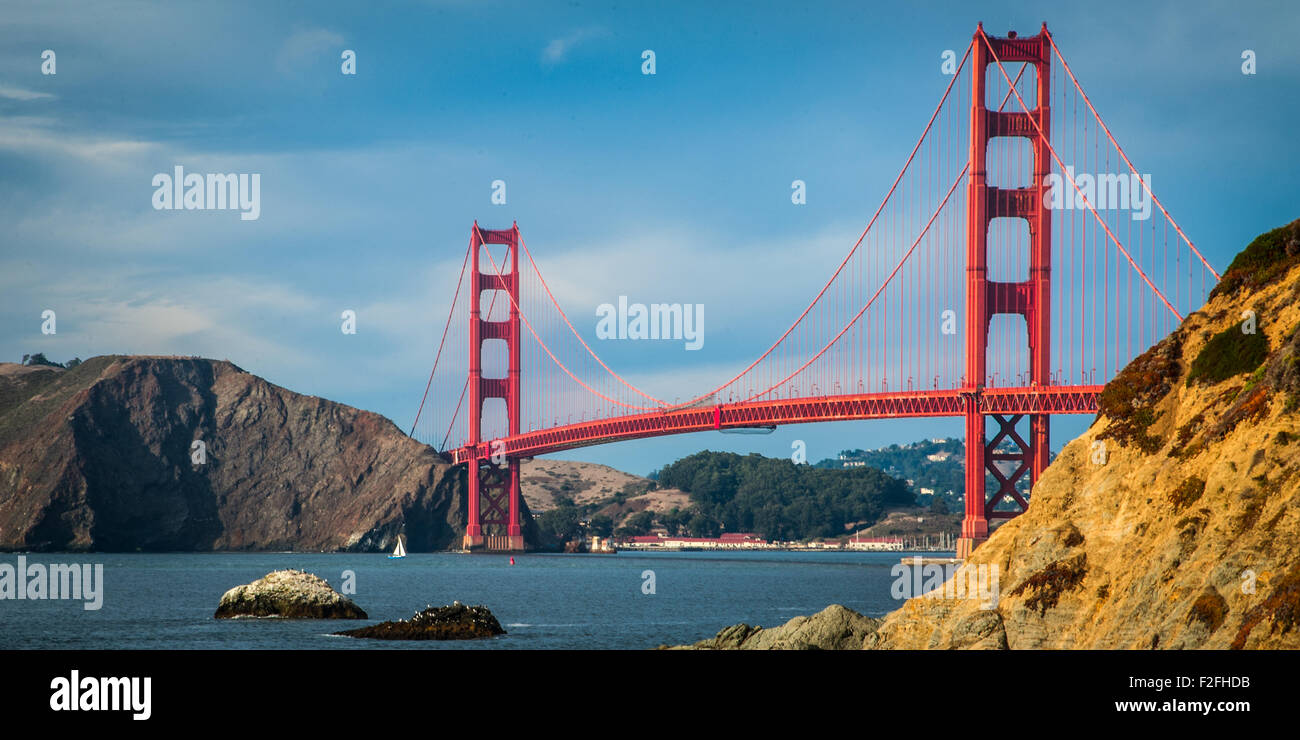 Golden Gate Bridge su una baia, la baia di San Francisco, San Francisco, California, Stati Uniti d'America Foto Stock