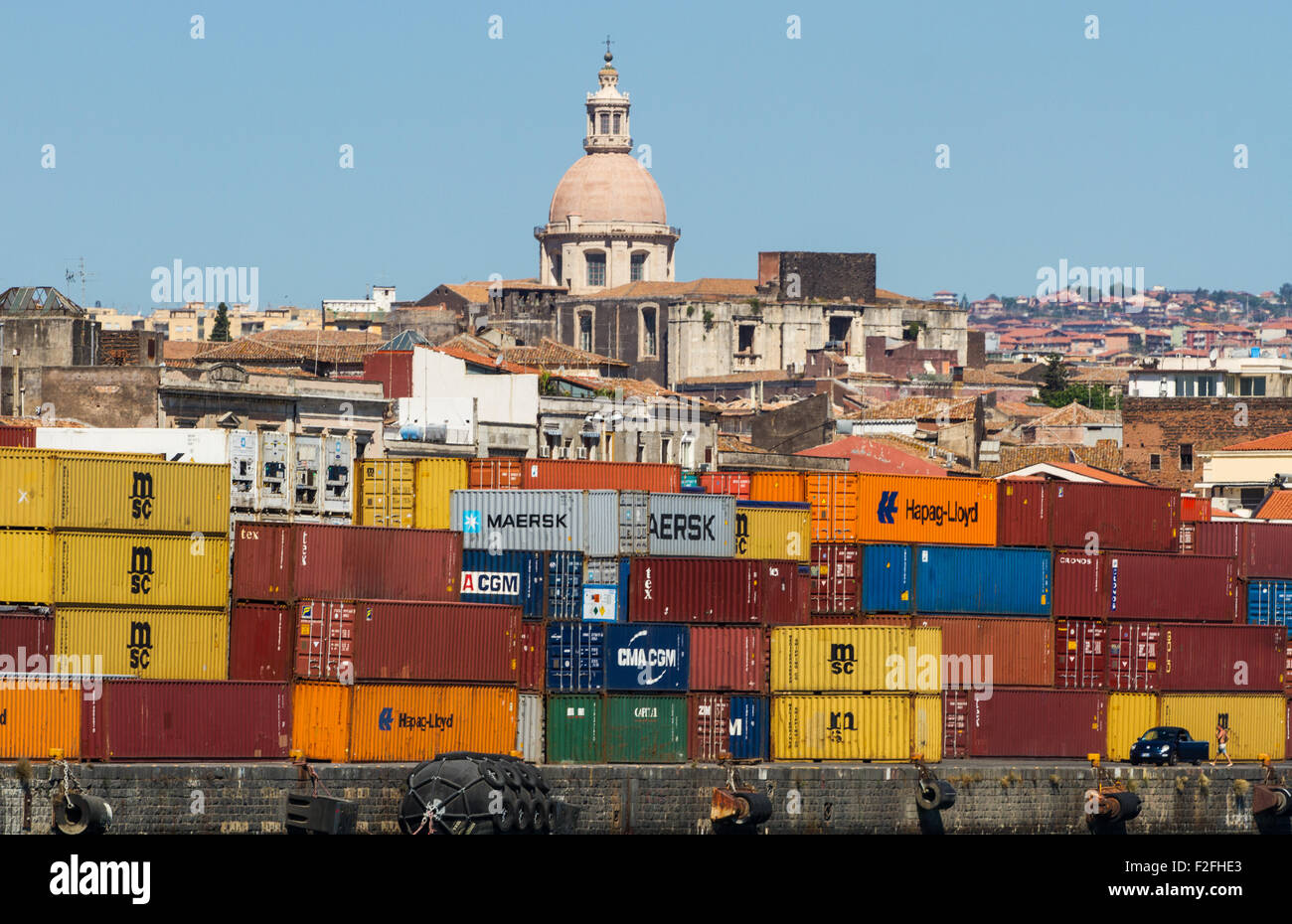 Contenitori presso il porto di Catania in Sicilia Foto Stock