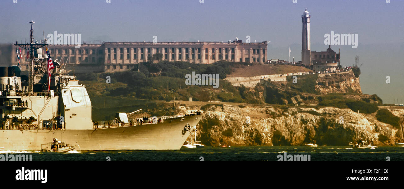 Dimostrazione di USS Antietam (CVN 70) Sulla flotta la celebrazione della Settimana vicino all Isola di Alcatraz a San Francisco San Francisco Bay, Califor Foto Stock