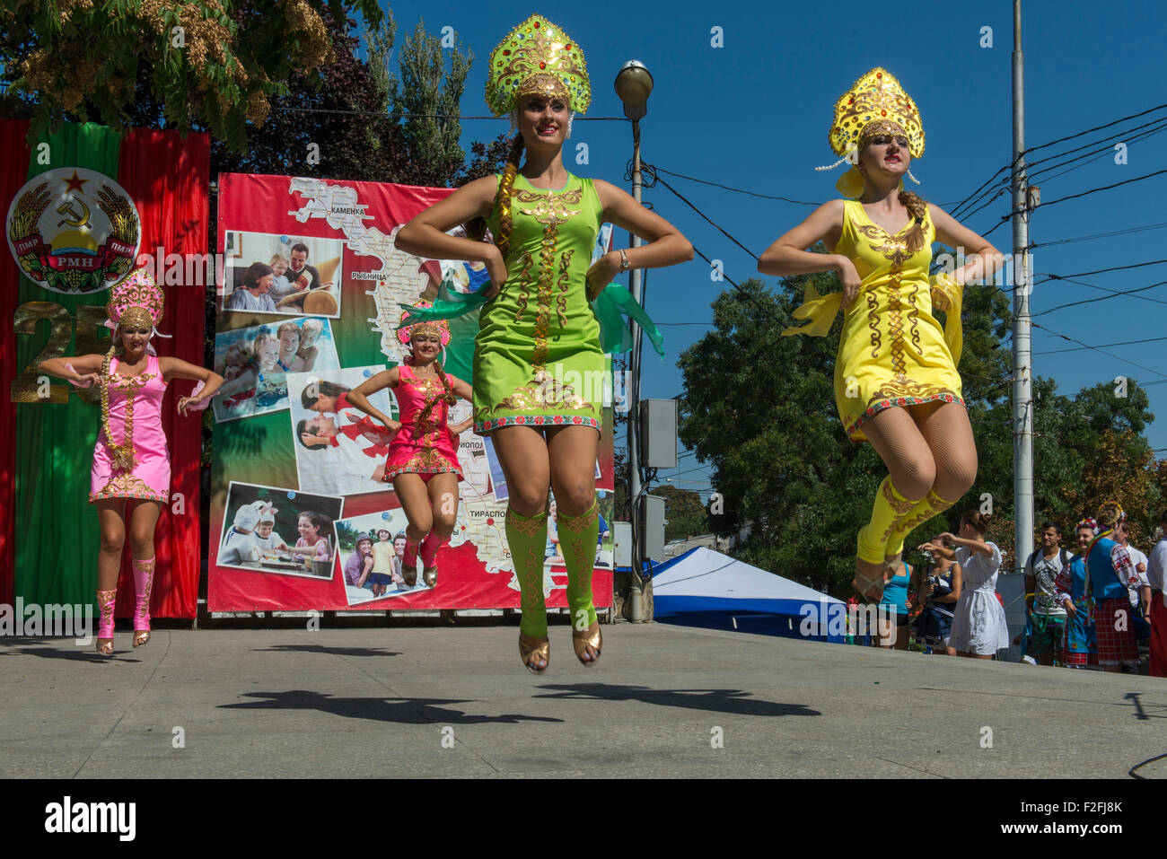 Femmina ballerini folcloristici - XXV anniversario della Pridnestrovian Repubblica Moldava PMR, Transnistria URSS sovietica Moldavia Foto Stock
