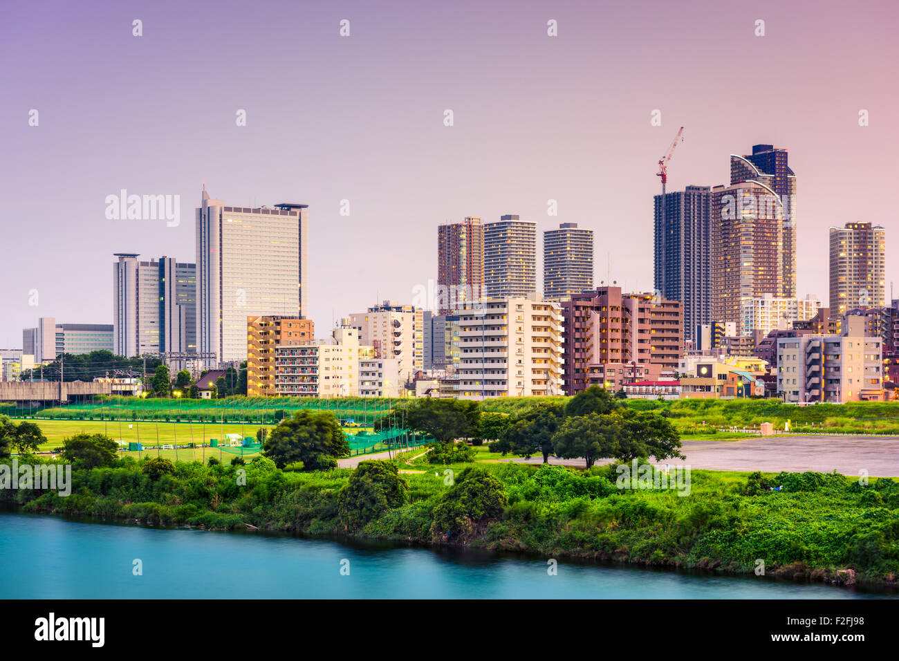 Kawasaki, Giappone skyline sul fiume Tamagawa. Foto Stock