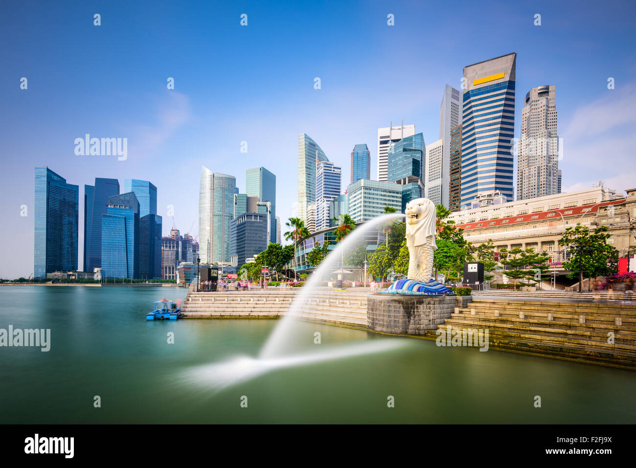 Lo skyline di Singapore al Merlion fontana. Foto Stock