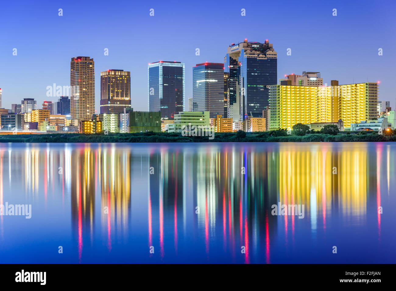 Osaka, Giappone skyline sul fiume Yodogawa. Foto Stock