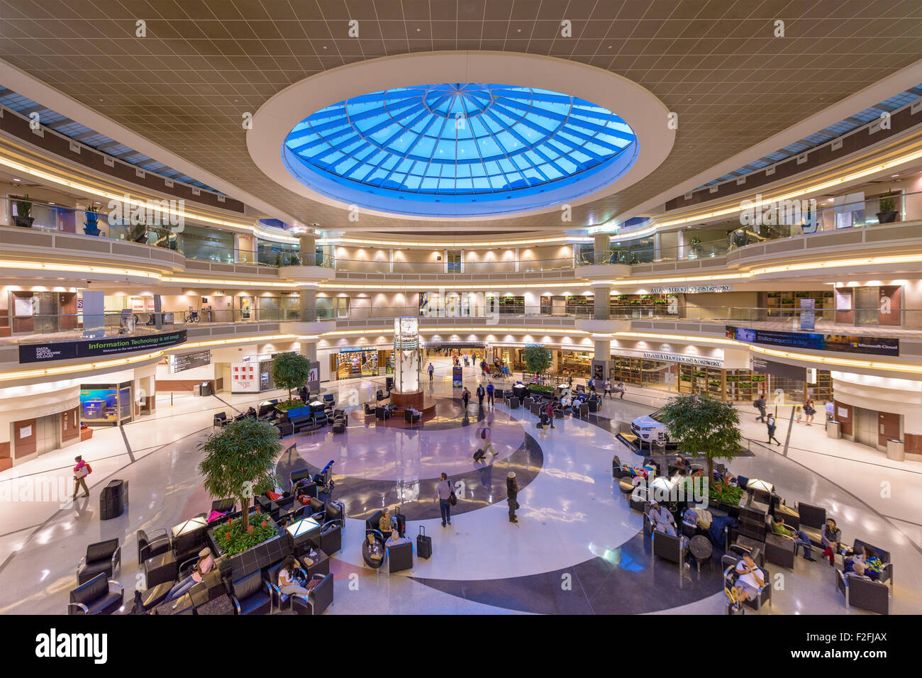 La sala principale all'interno di Hartsfield-Jackson Atlanta International Airport. Foto Stock