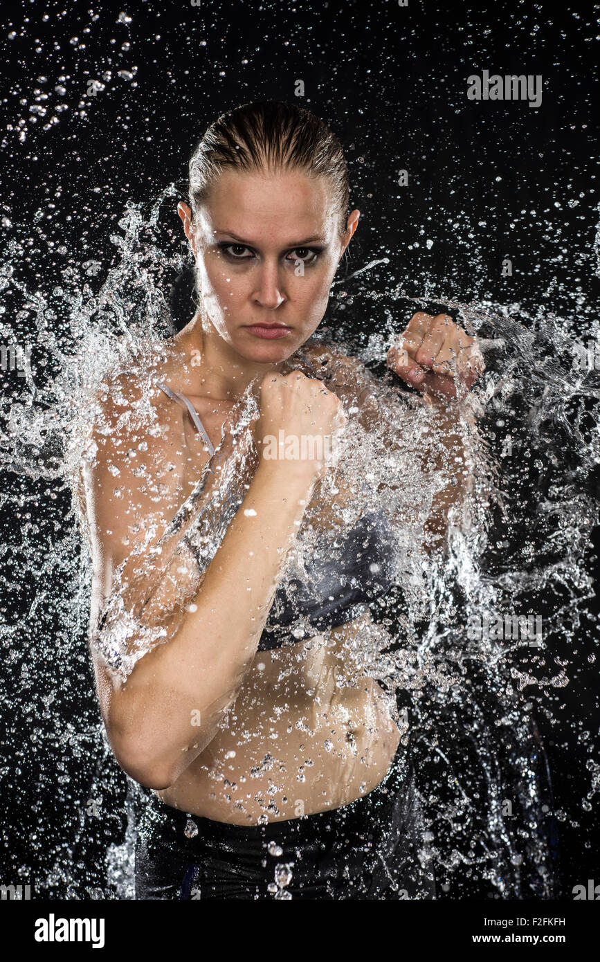 Combattente donna in acqua schizza cercando feroce Foto Stock