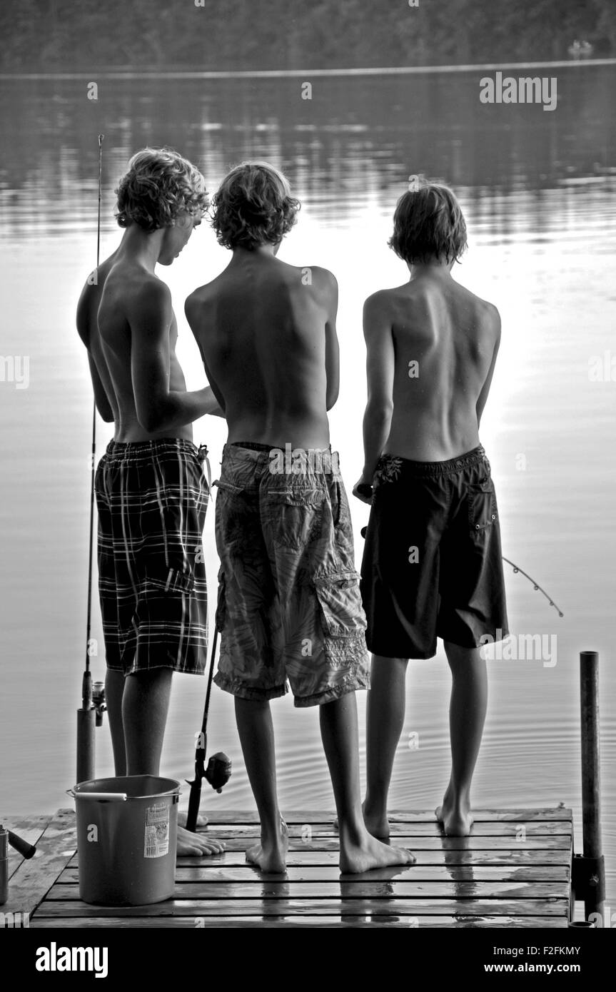 Ragazzo di pesca sul dock Foto Stock