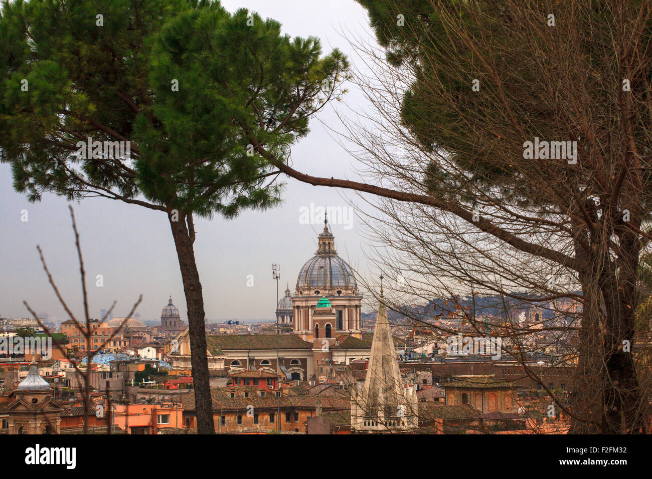 Vista di San Marcello al Corso chiesa e tetti di Roma dal Pincio Foto Stock