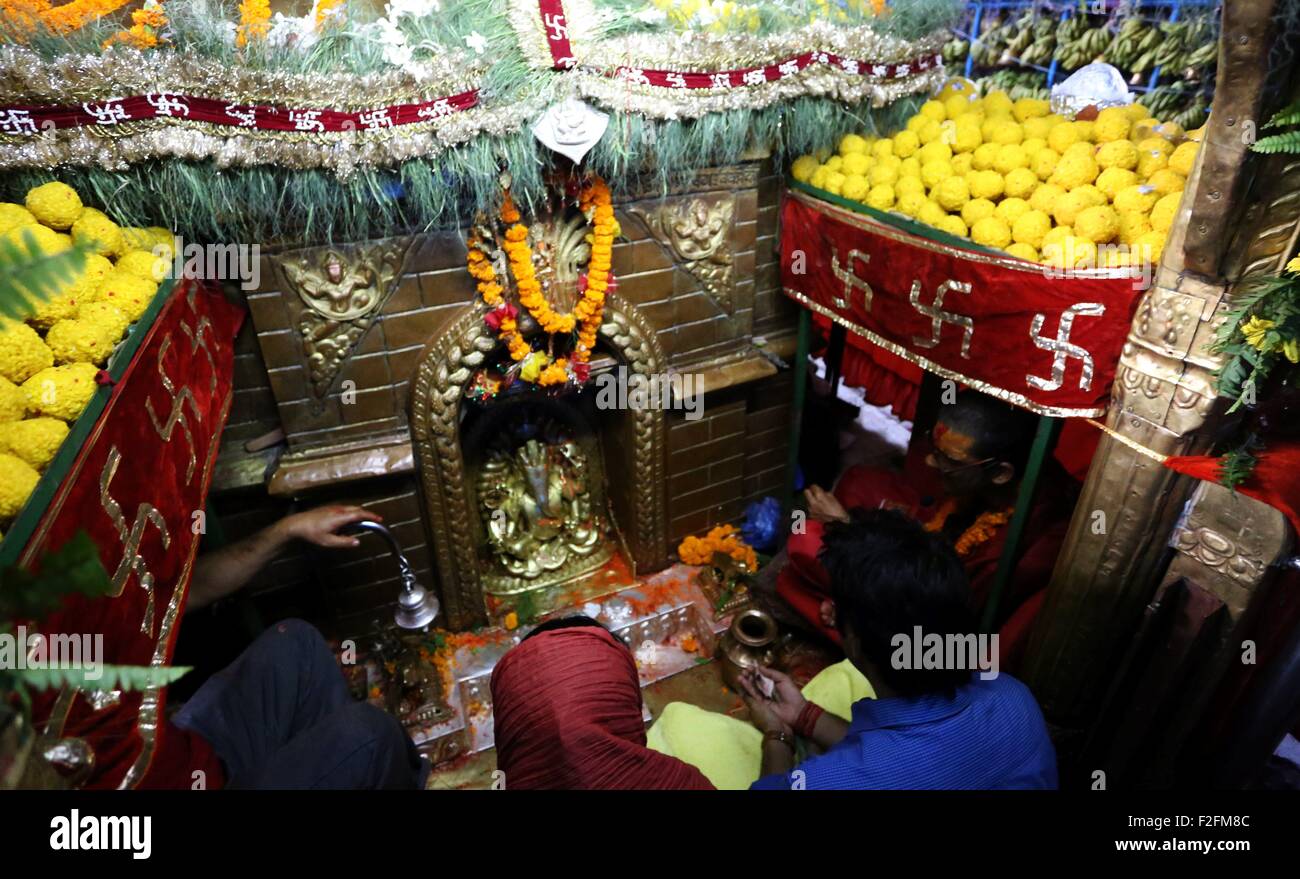 Kathmandu, Nepal. Xvii Sep, 2015. Devoti indù offrire preghiere durante il Ganesh Chaturthi festival presso il Tempio di Ganesh in Kathmandu, Nepal, Sett. 17, 2015. Il festival segna il compleanno del Signore Ganesha che è ampiamente adorato dagli indù come il dio della sapienza, della prosperità e buona fortuna. © Sunil Sharma/Xinhua/Alamy Live News Foto Stock