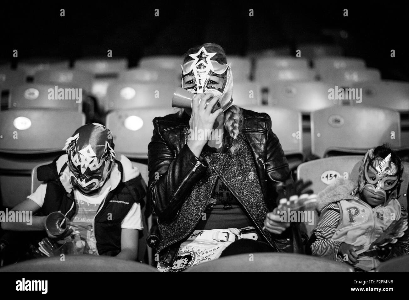 (150918) -- CITTÀ DEL MESSICO, Sett. 18, 2015 (Xinhua) -- i ventilatori indossare maschere reagiscono durante una lucha libre a Arena Messico a Città del Messico, capitale del Messico, sul Sett. 8, 2015. Lucha Libre è messicana autentica wrestling libero e caratteristiche di uomini forti nella misteriosa e maschere elaborate. Luchador Triton, 28 anni, è considerata come una delle giovani promesse del Mondo Wrestling Consiglio per la Lucha Libre. Arena Messico, noto anche come "Cattedrale di Lucha Libre", è la più grande arena del paese per questo tipo di partite. Nel 2015, l'Arena Messico ospiterà la 82anniversario della CMLL. (Xinhua/Pedro Me Foto Stock