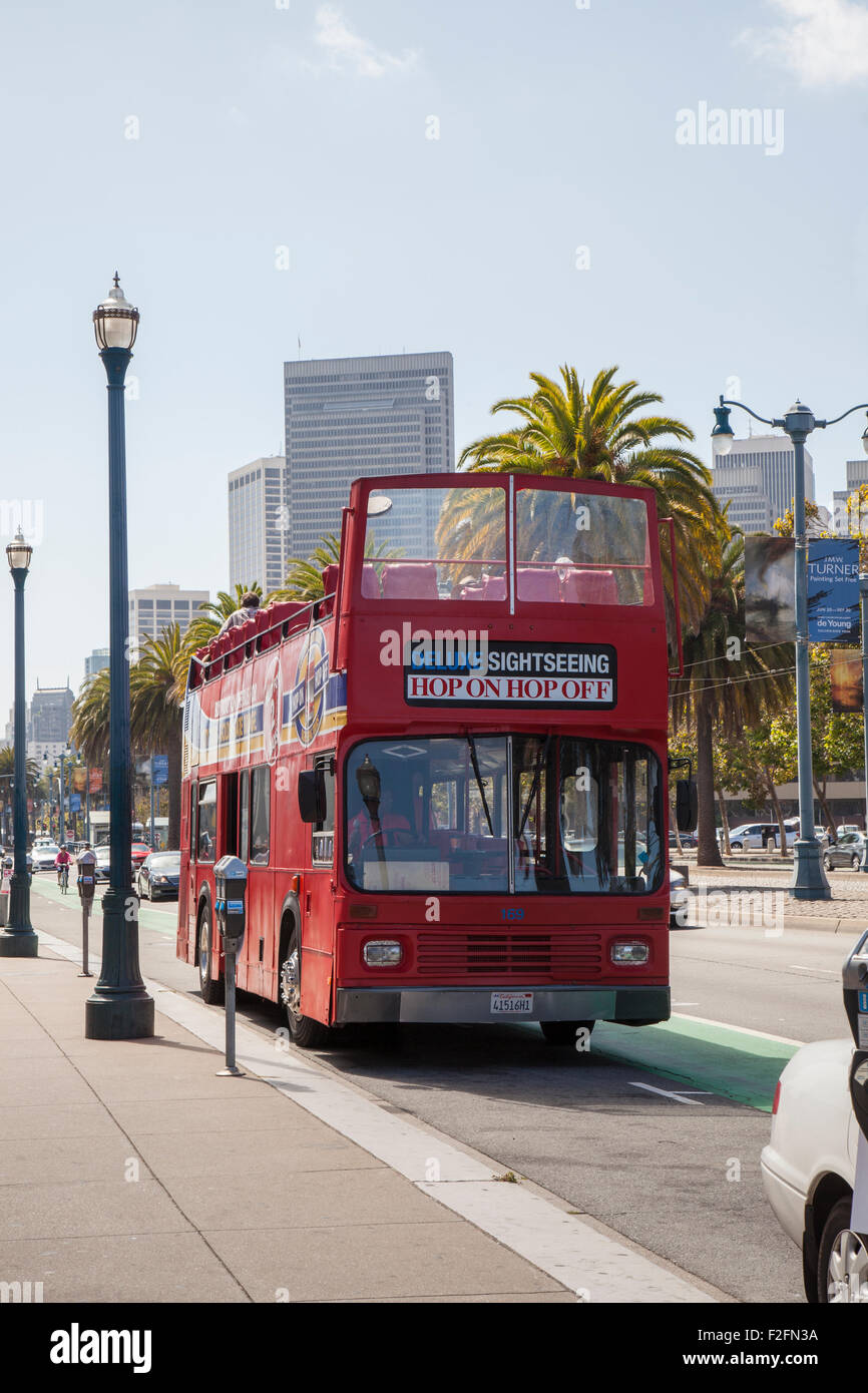 Autobus turistico uscire l'Embarcadero, San Francisco, California, Stati Uniti d'America Foto Stock