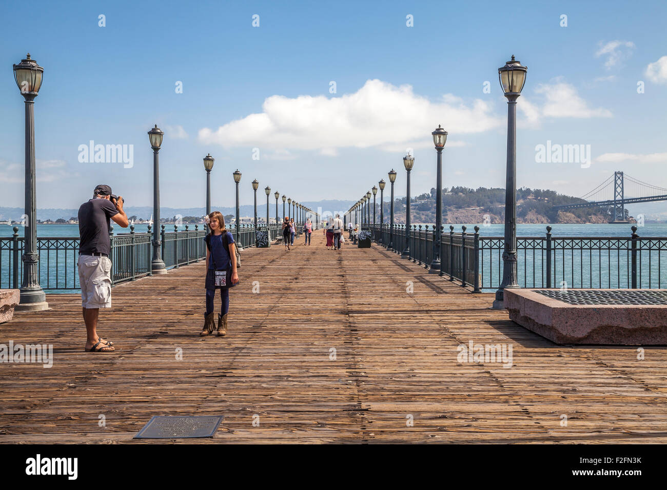 Padre di scattare le foto di sua figlia al Molo 7 nell'Embarcadero, San Francisco, California, Stati Uniti d'America Foto Stock