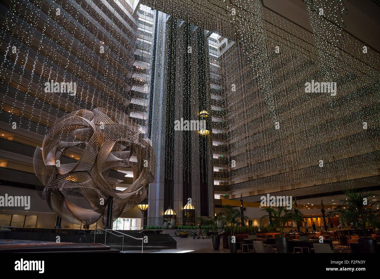 La scultura 'Eclipse' di charles o. Perry all'interno dell'atrio dell'hotel hyatt regency nell'embarcadero 4, San Francisco, California Foto Stock