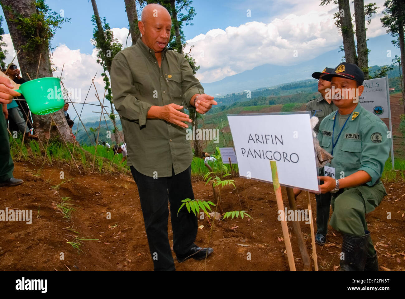 Arifin Panigoro, uomo d'affari indonesiano e fondatore di Medco Energi International, piantando un albero a Nagrak, Sukabumi, Giava Occidentale, Indonesia. Foto Stock