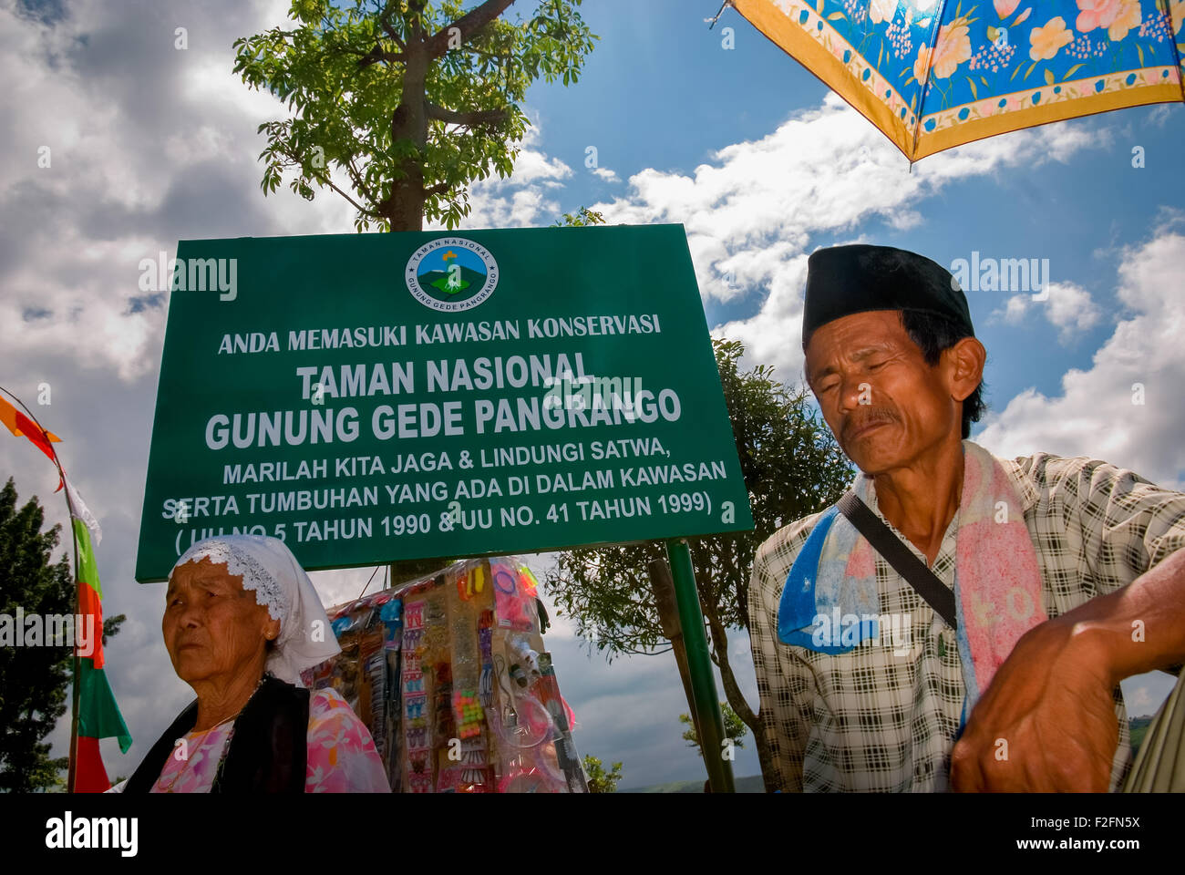 Gli abitanti del villaggio sono fotografati di fronte al segno del Parco Nazionale di Gede Pangrango a Nagrak, un villaggio agricolo situato a Sukabumi, Giava Occidentale, Indonesia. Foto Stock