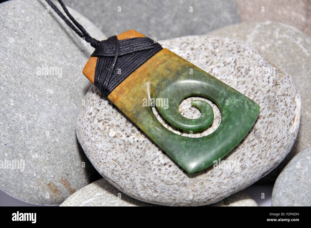 Adze giada Ciondolo realizzato dal Westland pounamu, nella costa occidentale dell'Isola del Sud, Nuova Zelanda Foto Stock