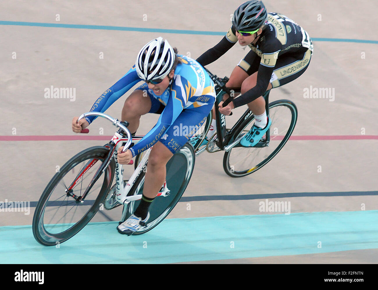 Colorado Springs, Colorado, Stati Uniti d'America. Xvii Sep, 2015. Fort Lewis College, Dominique Shore (l), e Lindenwood University, Josie Talbot (r) sono a pieno regime come essi intorno al angolo finale nel match di qualificazione sprint durante gli Stati Uniti Ciclismo Collegiata via Campionati Nazionali, Stati Uniti Olympic Training Center Velodromo, Colorado Springs, Colorado. Credito: csm/Alamy Live News Foto Stock